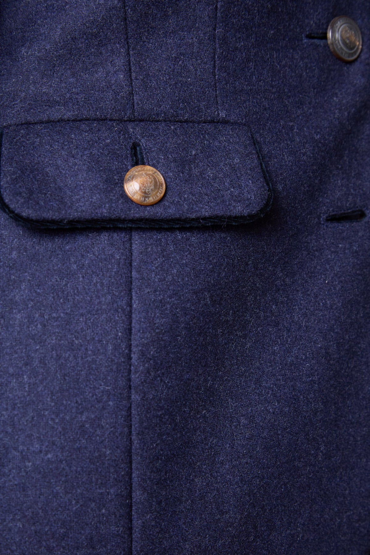 Detailaufnahme Tasche Blauer Damenblazer Mariella von Habsburg