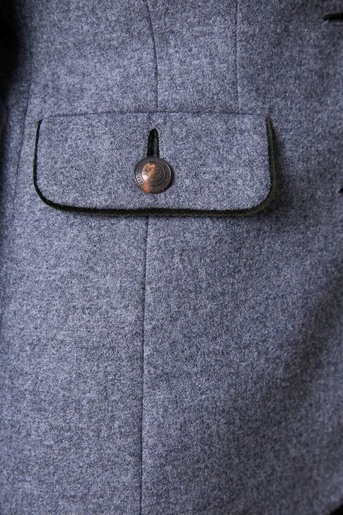 Detailaufnahme Tasche grauer Damenblazer Mariella von Habsburg