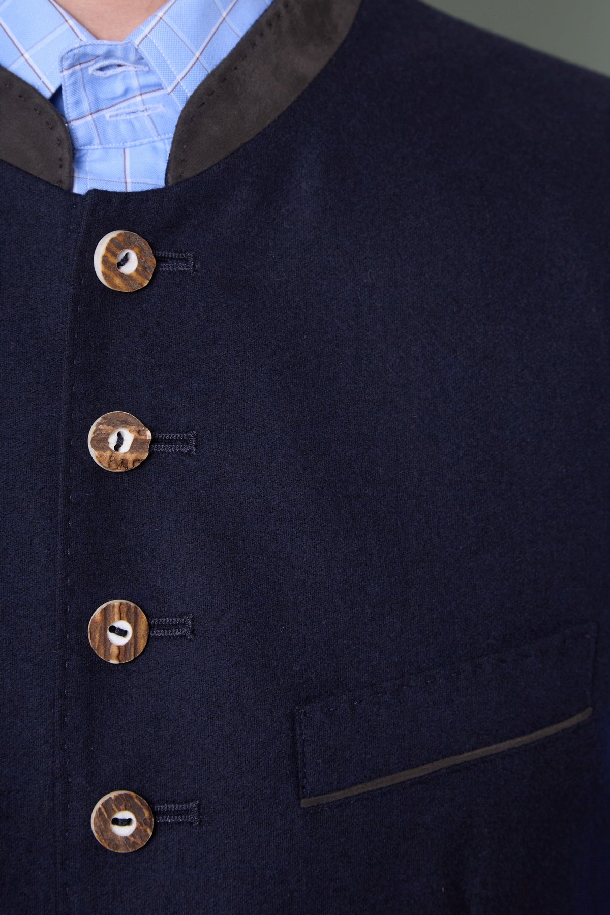 Detailaufnahme Knopfleiste Herrengilet Friedrich in blauem Flanell