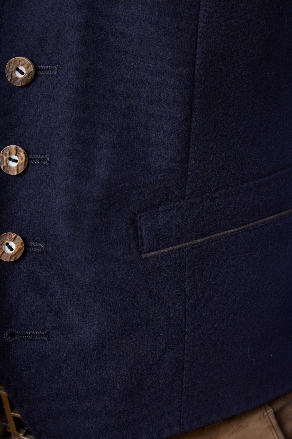 Detailaufnahme Leistentasche Herrengilet Friedrich in blauem Flanell