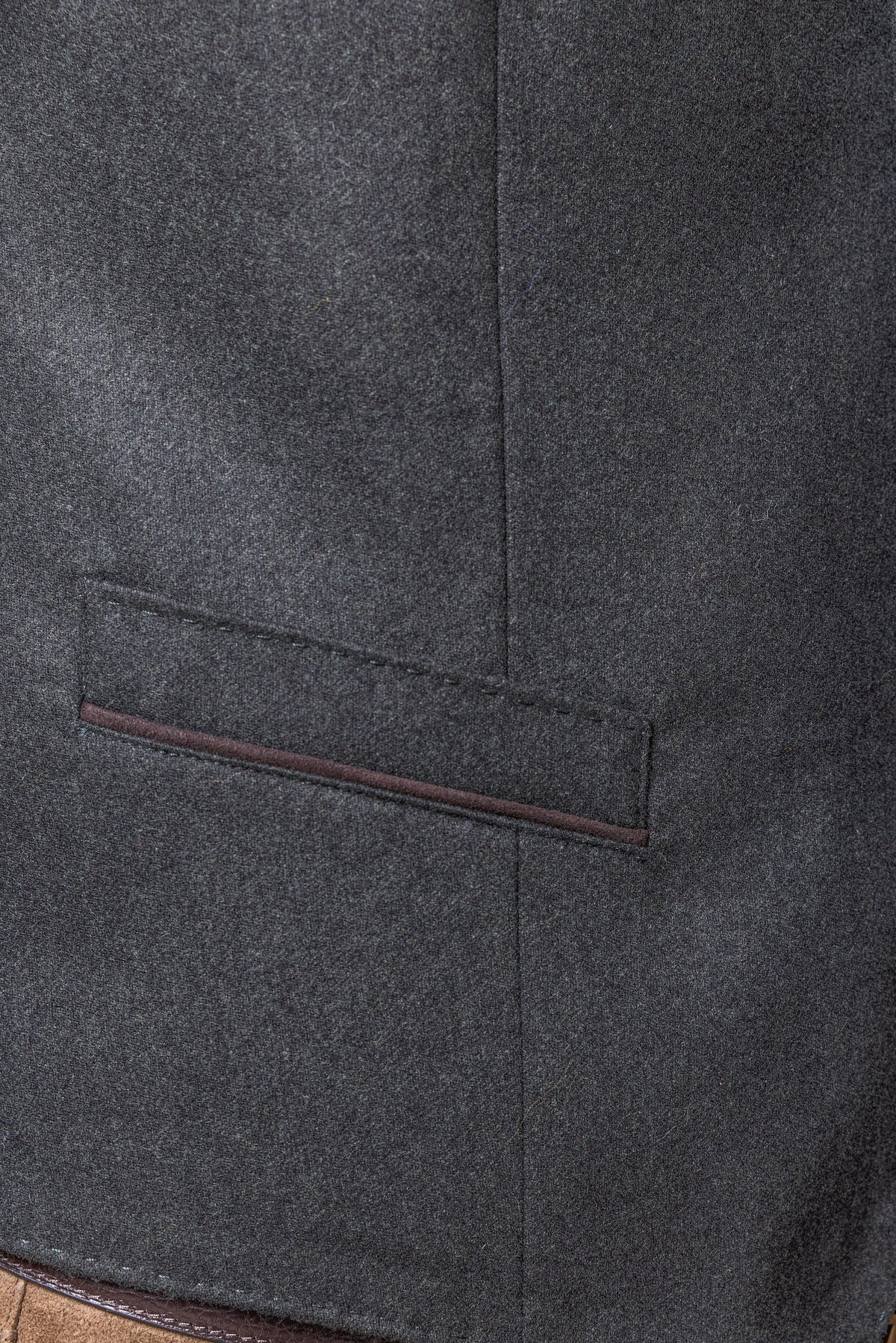 Detailaufnahme Leistentasche Habsburg Herrengilet Friedrich in grünem Flanell