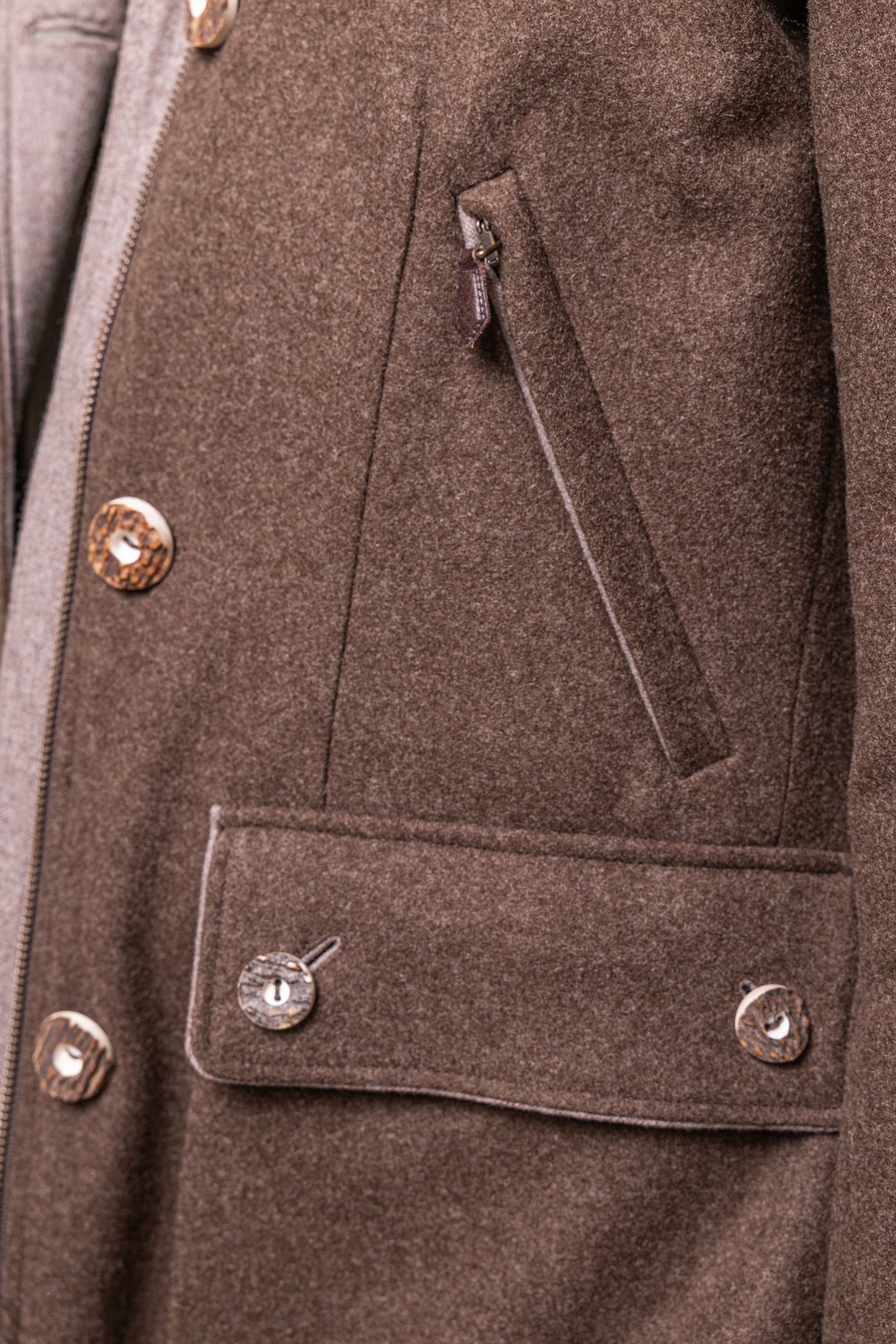 Detailansicht Taschen Habsburg Damenjacke Anita aus braunem Loden