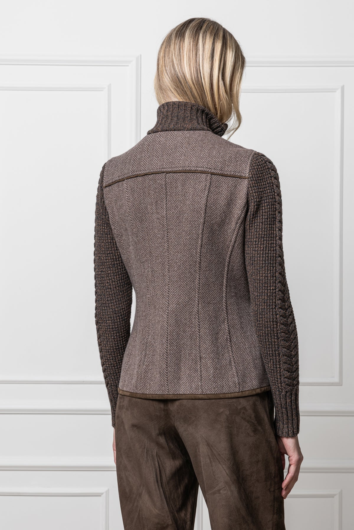 Rückansicht Damenjacke Cleo in Beige mit Strickärmeln