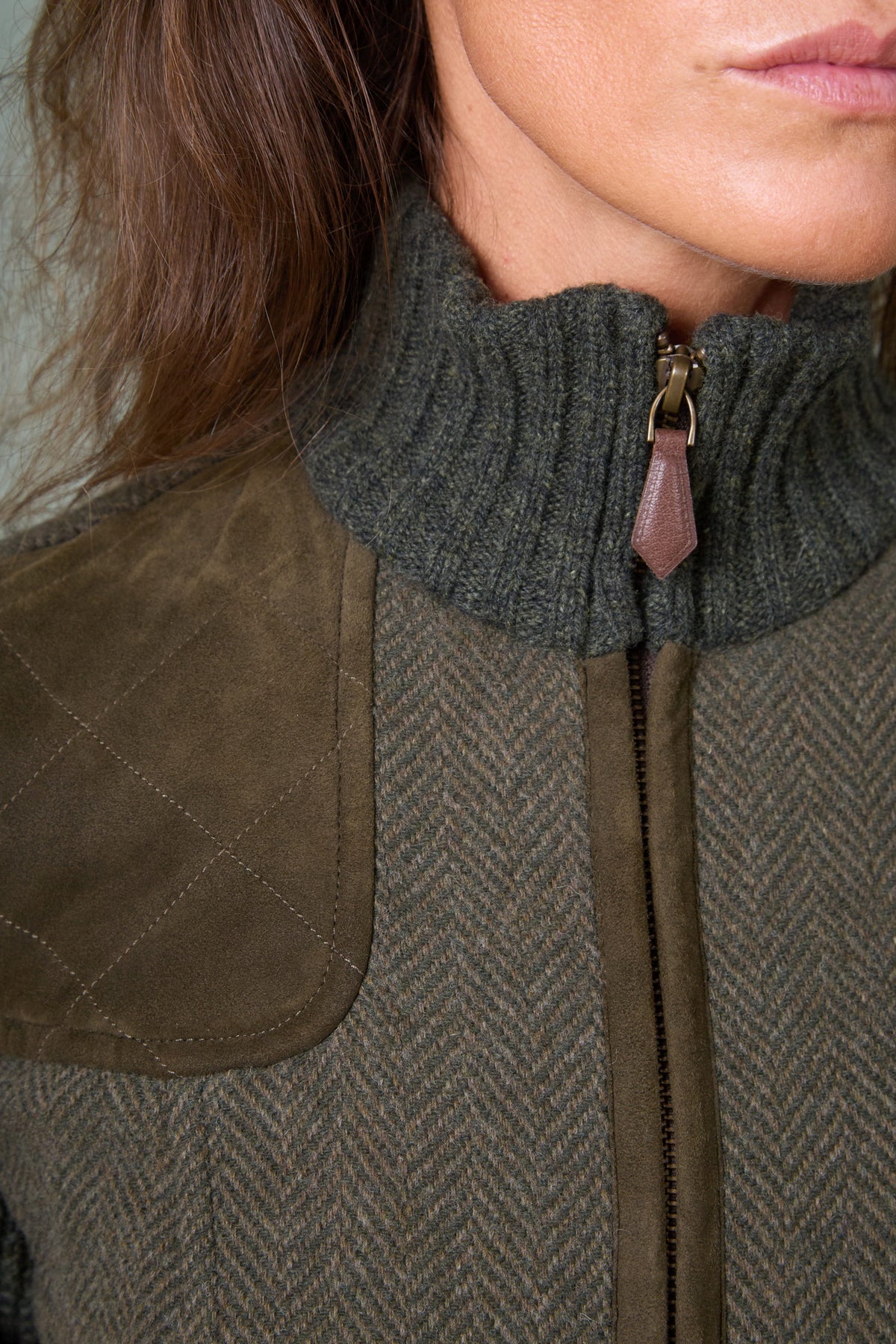 Detailaufnahme Kragen Damenjacke Cleo in Fischgrat mit Strickärmeln