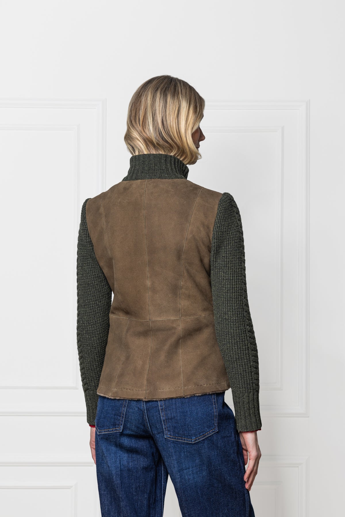 Rückenansicht der Lammfelljacke Hollenburg in Oliv mit Strickärmeln für Damen