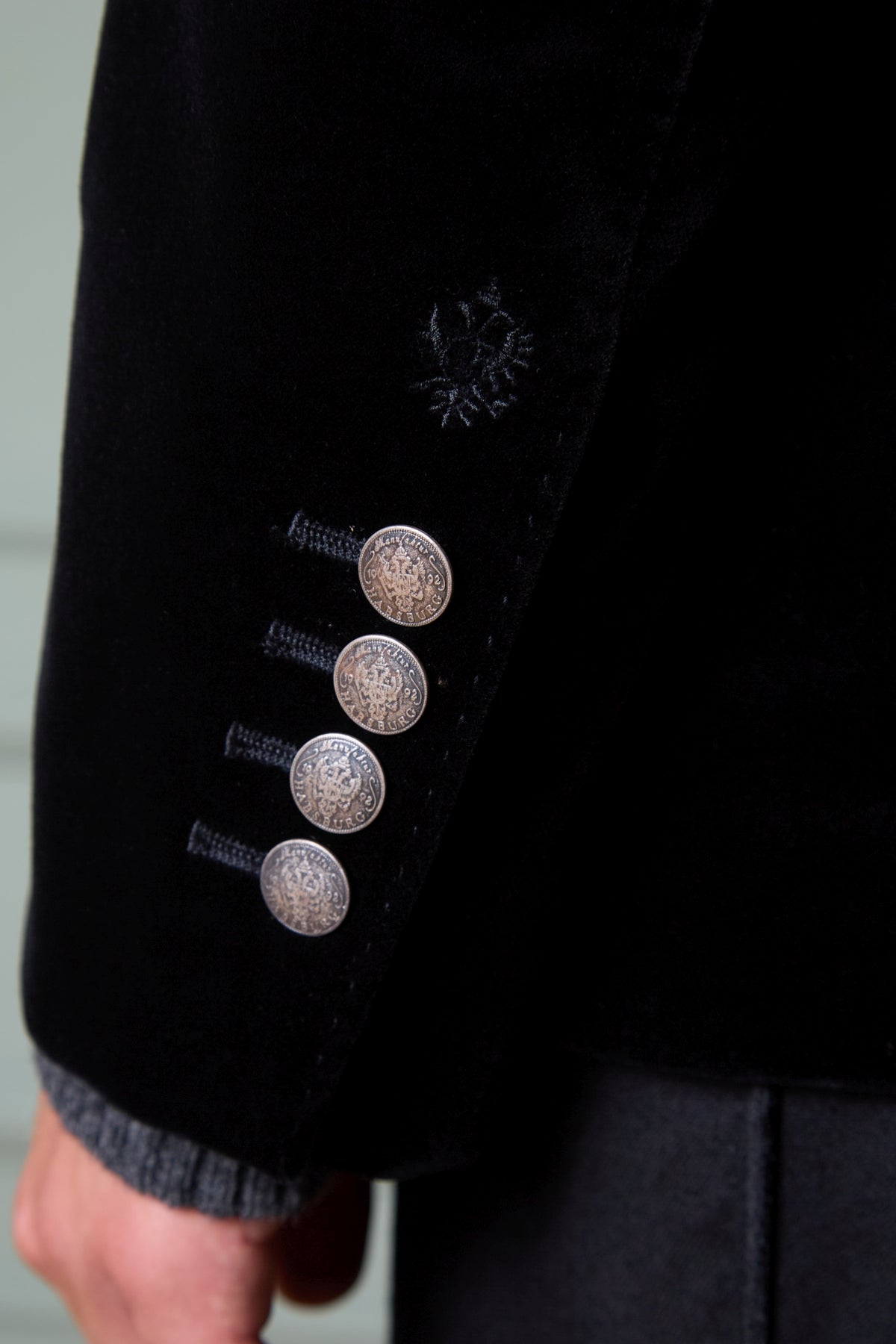 Detailaufnahme Ärmelschlitz Habsburg Samt-Sakko Konrad in Schwarz