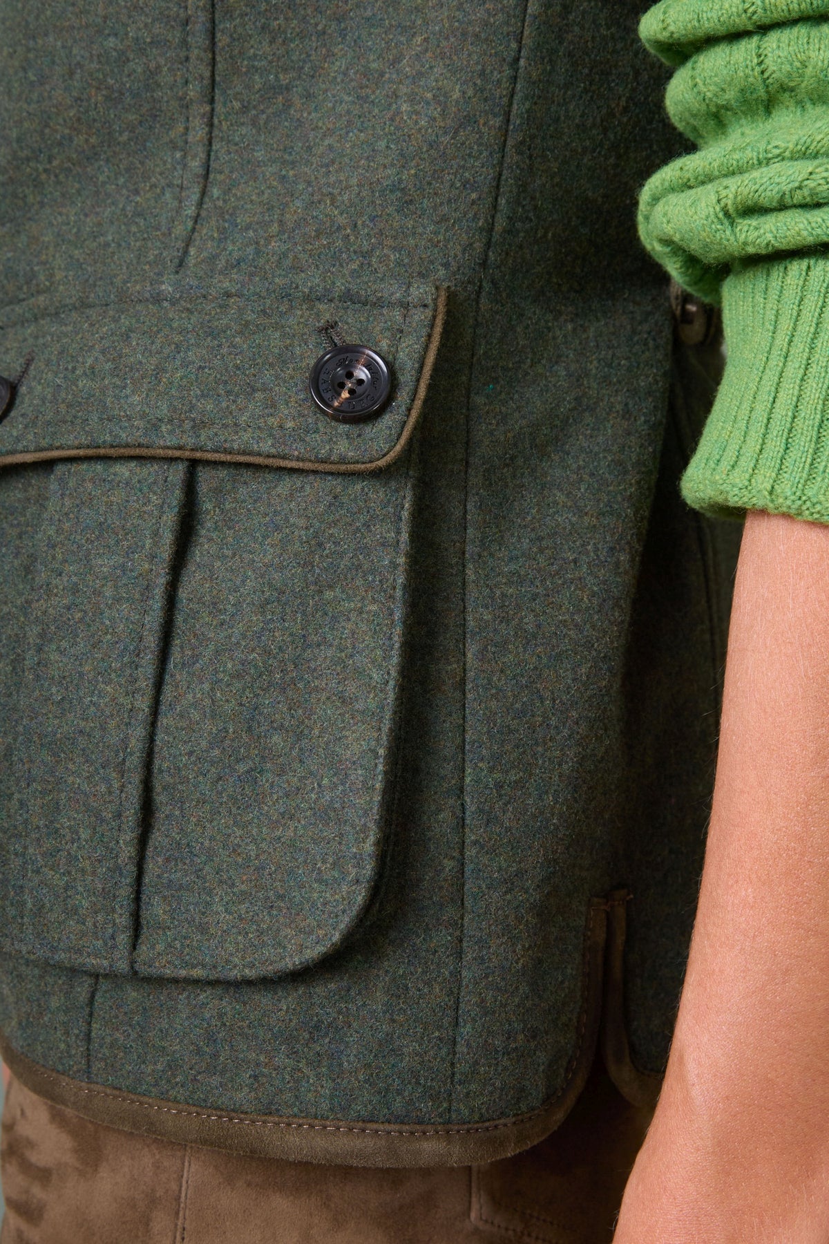 Detailaufnahme Taschen Damenweste Falkenstein aus grünem Loden von Habsburg