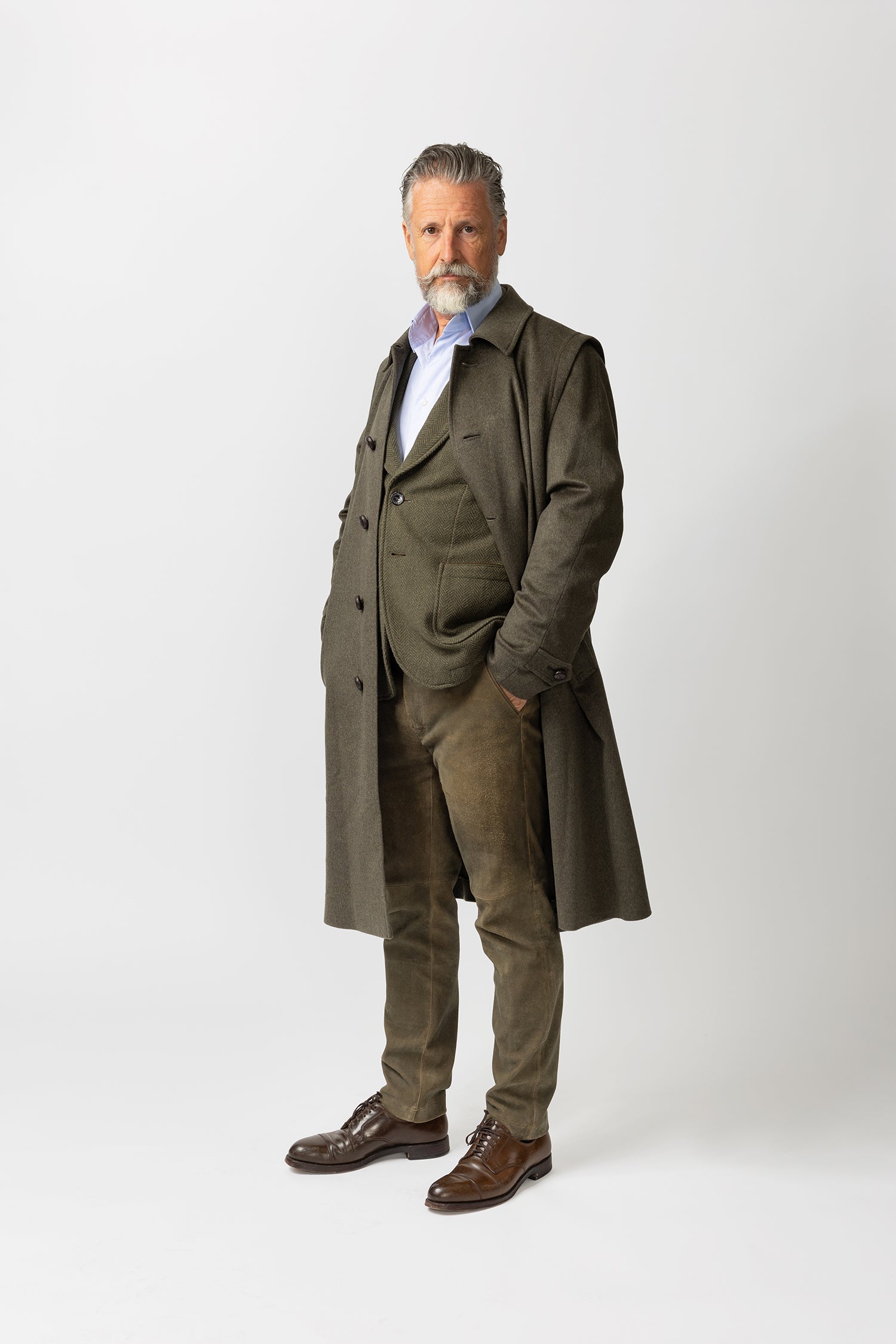 Habsburg Hubertusmantel in Cashmere, grün, geöffnet - Eleganter Jagdmantel für Herren, am Modell.
