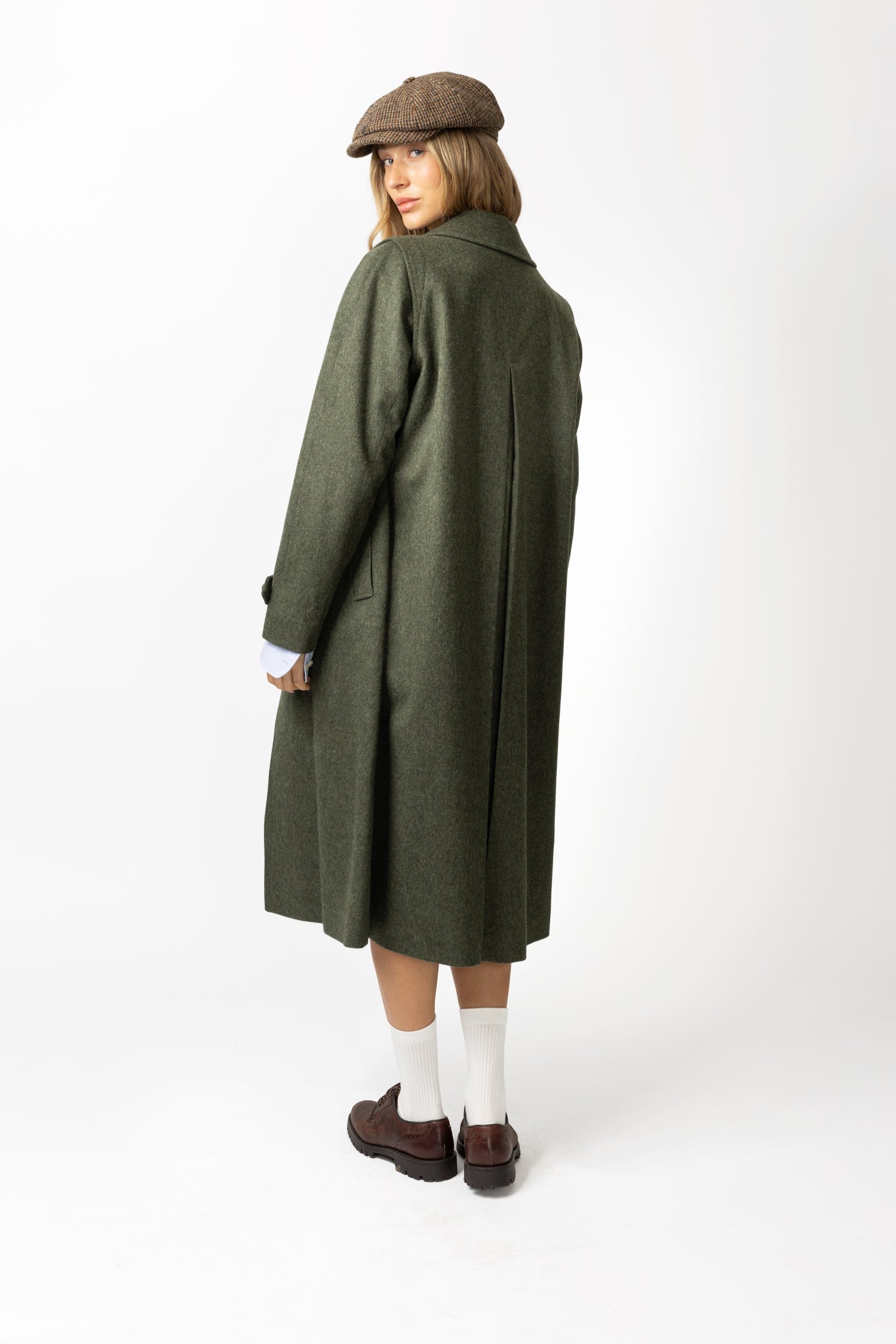 Habsburg Damen Hubertusmantel in Loden, Rückansicht mit Kellerfalte, grüner Damenmantel, am Modell.