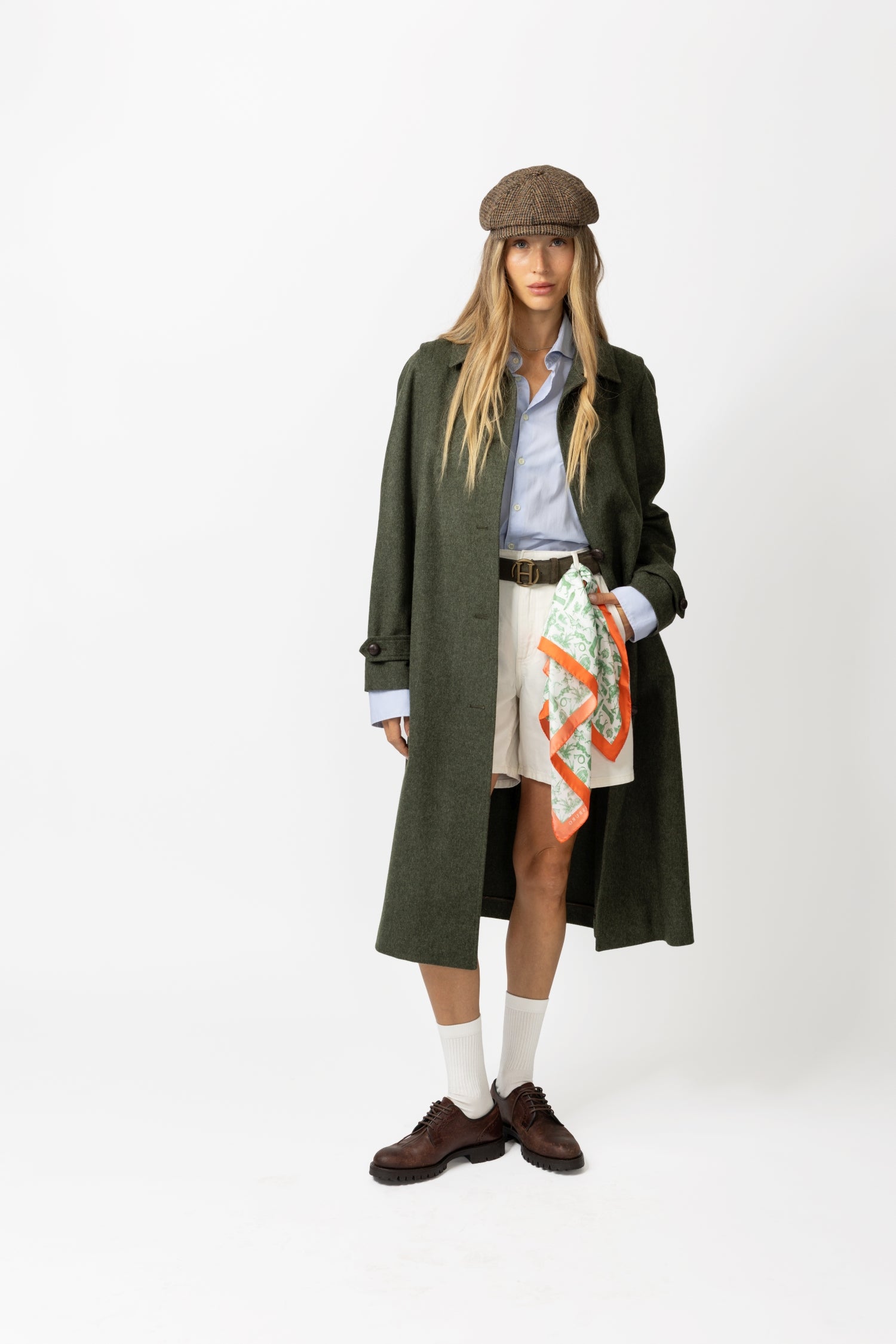 Habsburg Damen Hubertusmantel in Loden, grüner Damenmantel, geöffnet, am Modell.
