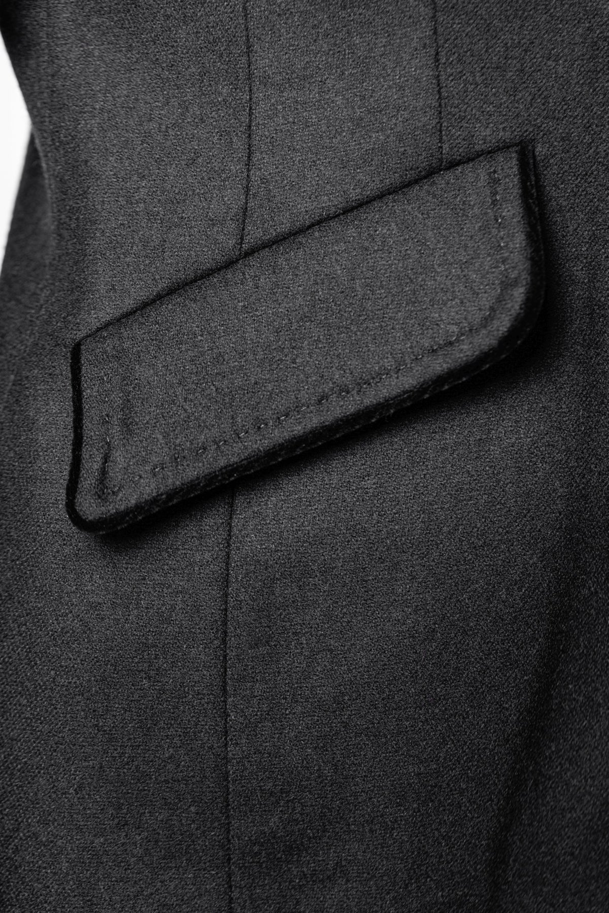 Detailaufnahme Tasche Habsburg Blazer Neidau in schwarzem Feltro