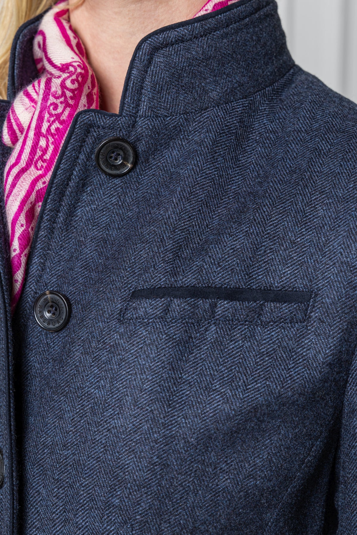 Detailaufnahme Kragen Habsburg Blazer Neidau in Fischgrat