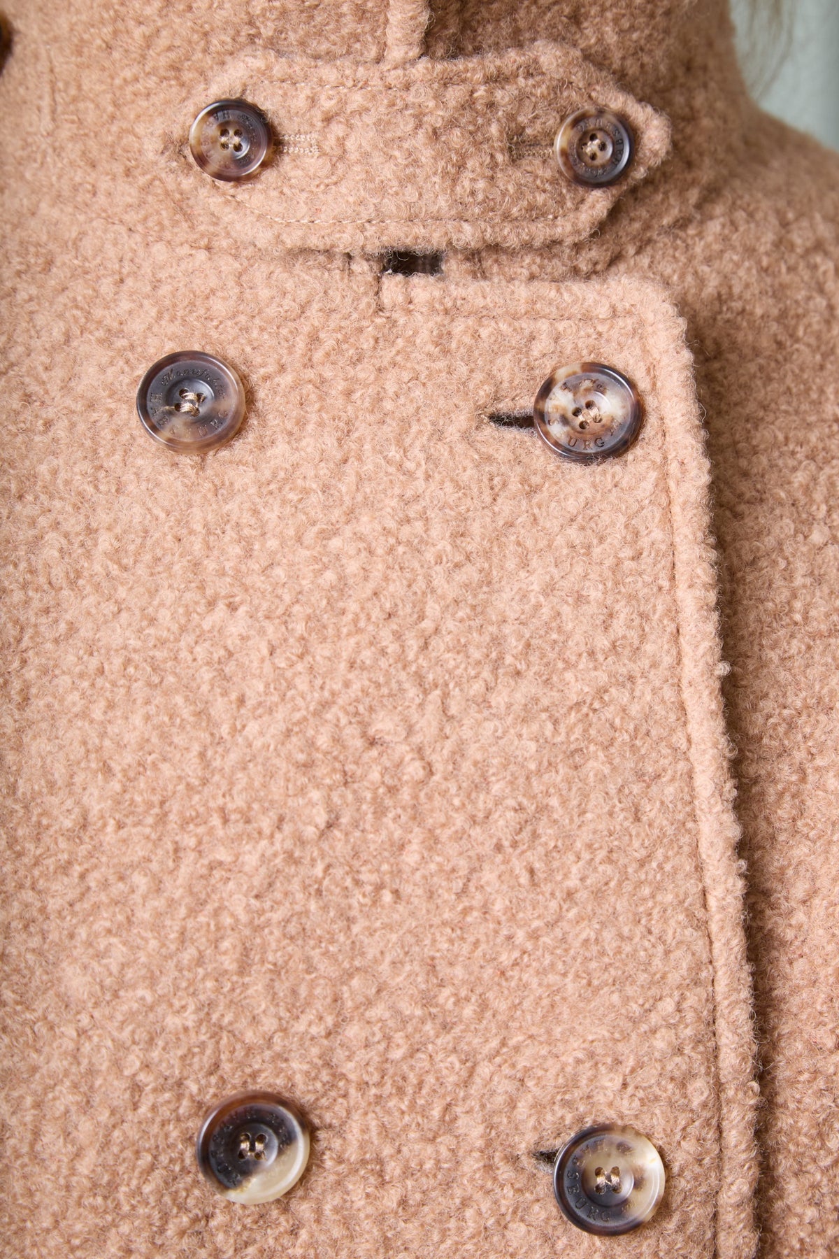Detailansicht Knopfleiste Wollcape Franziska in Camel