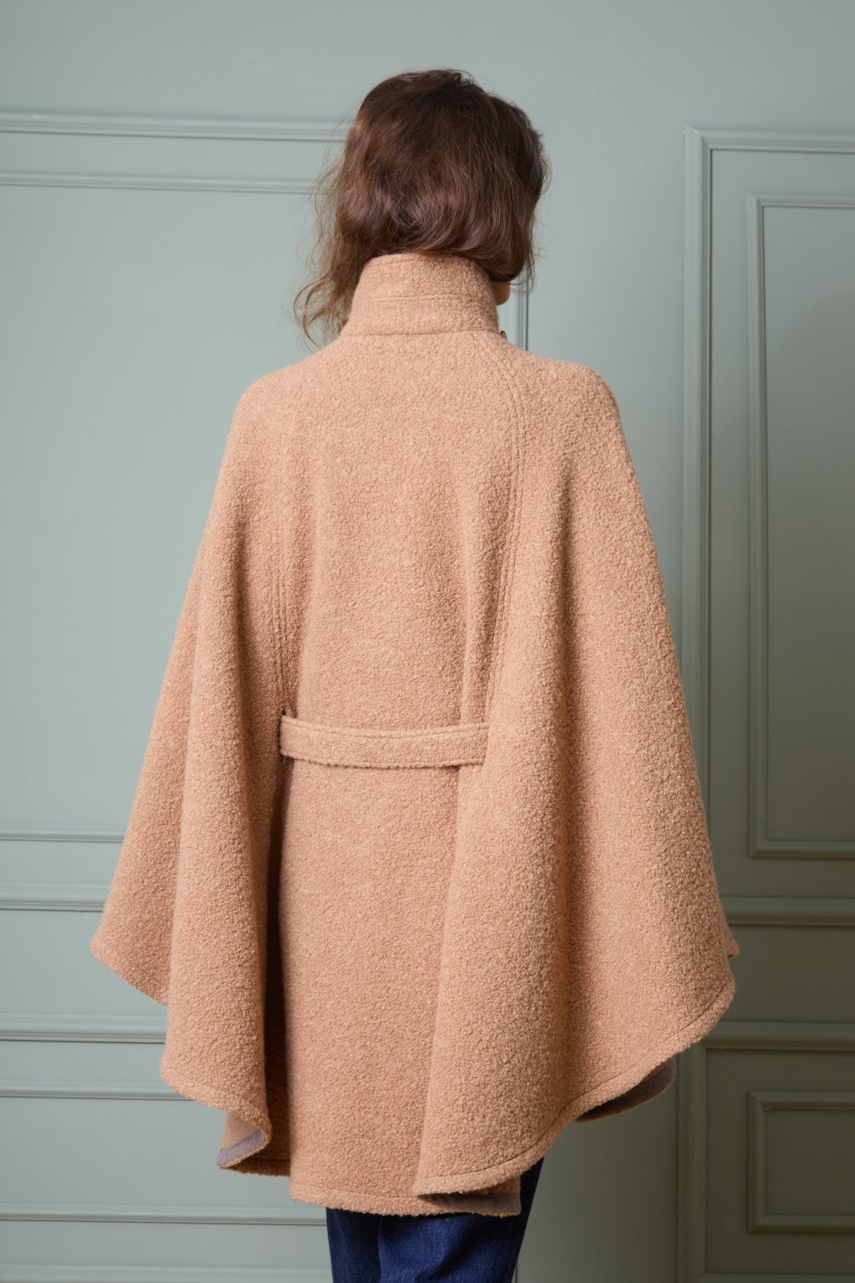 Detailansicht Rücken Wollcape Franziska in Camel