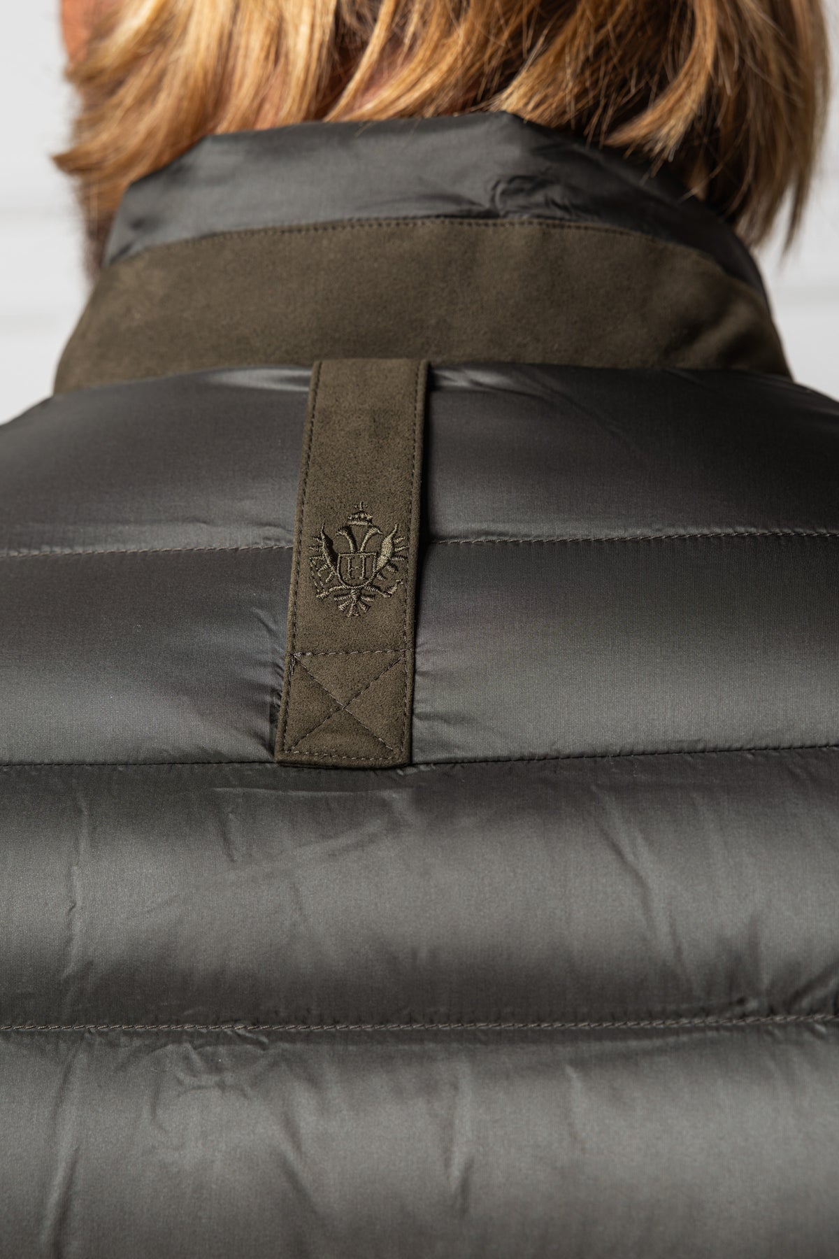 Detailaufnahme Rücken Herren-Daunenjacke Saxenegg in Grün