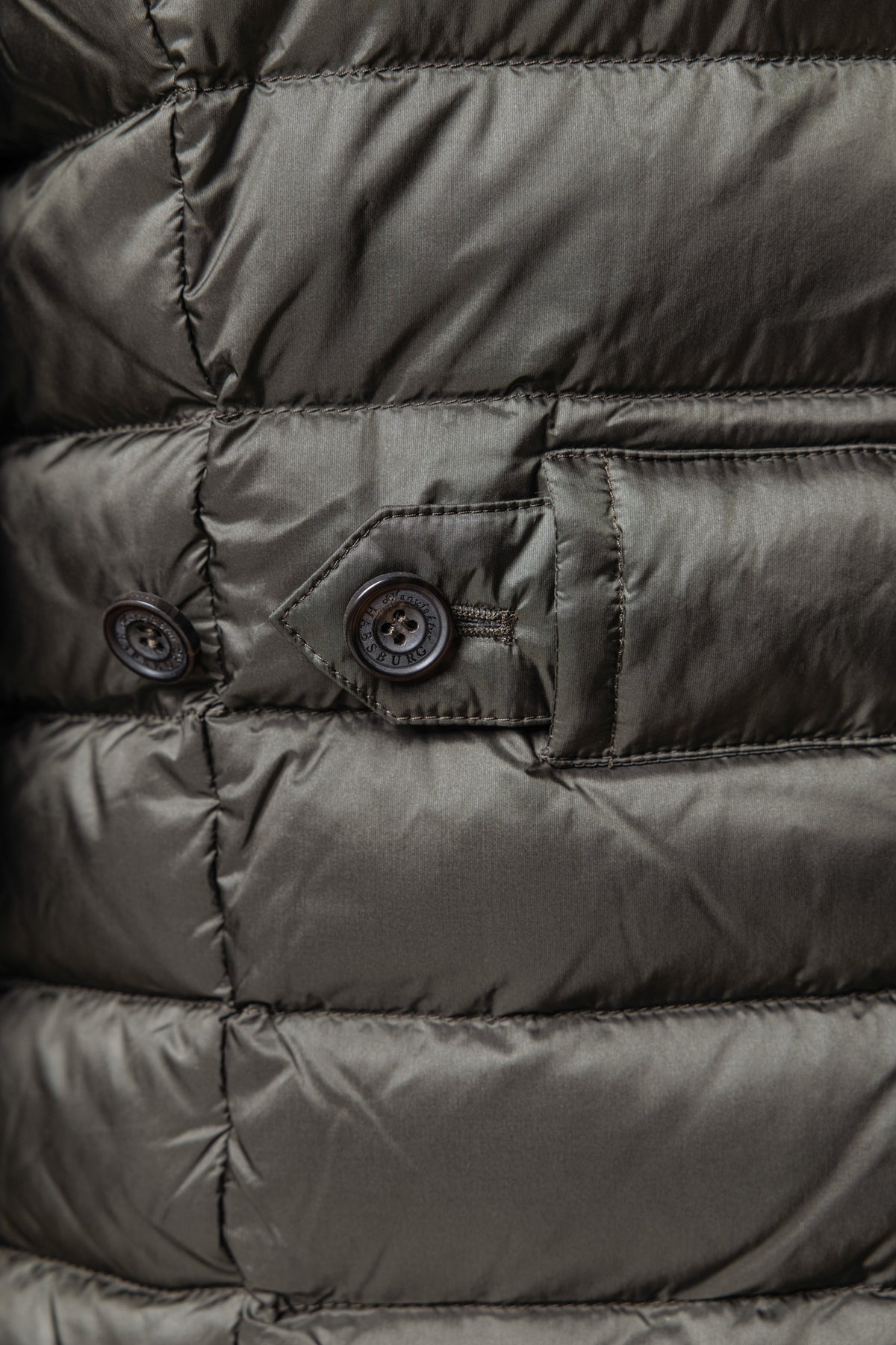 Detailaufnahme Knopfloch Herren-Daunenjacke Saxenegg in Grün