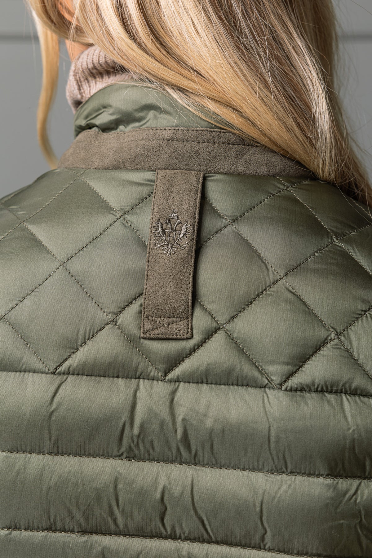 Rückendetail der Damen-Daunenjacke Tillyburg in Grün von Habsburg.
