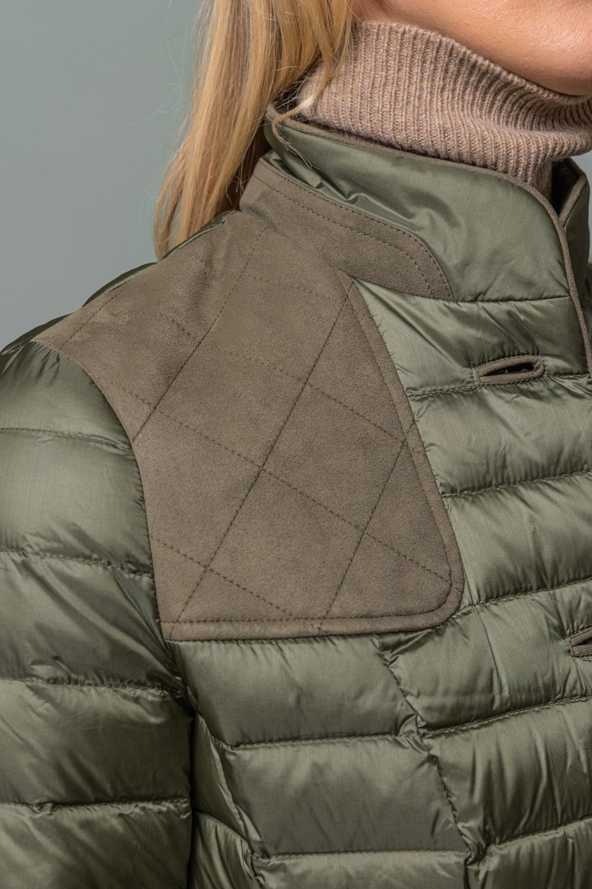 Detailaufnahme Schiessfleck der Damen-Daunenjacke Tillyburg in Grün von Habsburg.