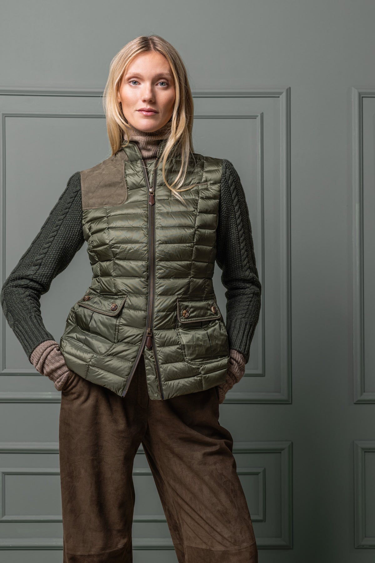 Frontansicht der Damen-Daunenjacke Wartenburg mit Strickärmeln in Oliv.