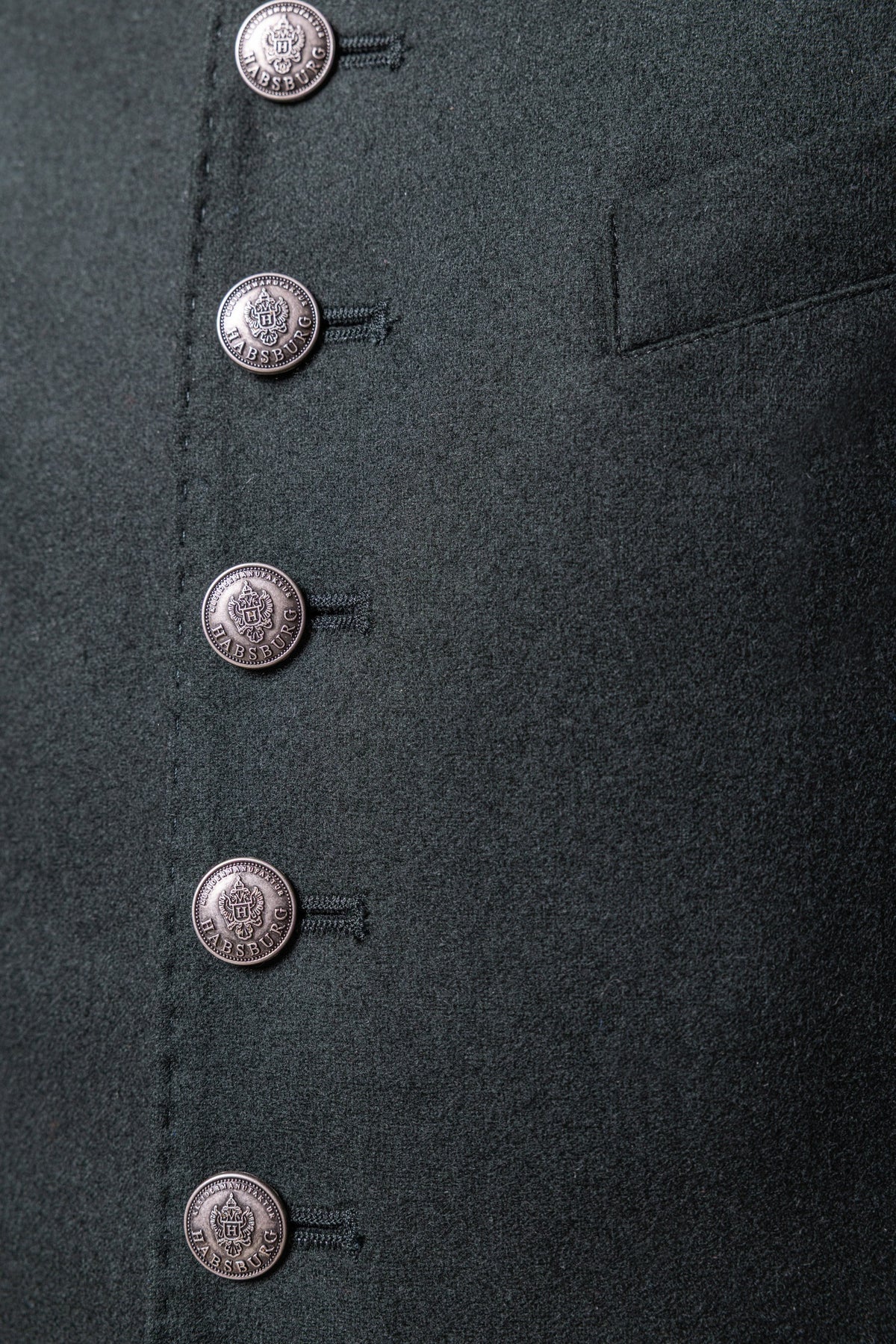Detailaufnahme Knopfleiste Habsburg Herrengilet Friedrich in grünem Tuchloden