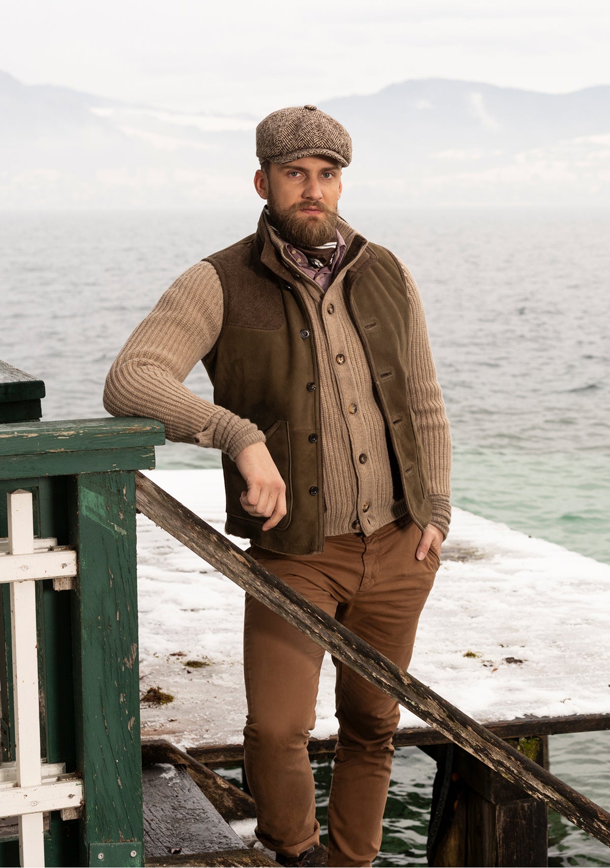 Mann in Habsburg Kleidung posiert an einem Steg, im Hintergrund Wasser und winterliche Verhältnisse