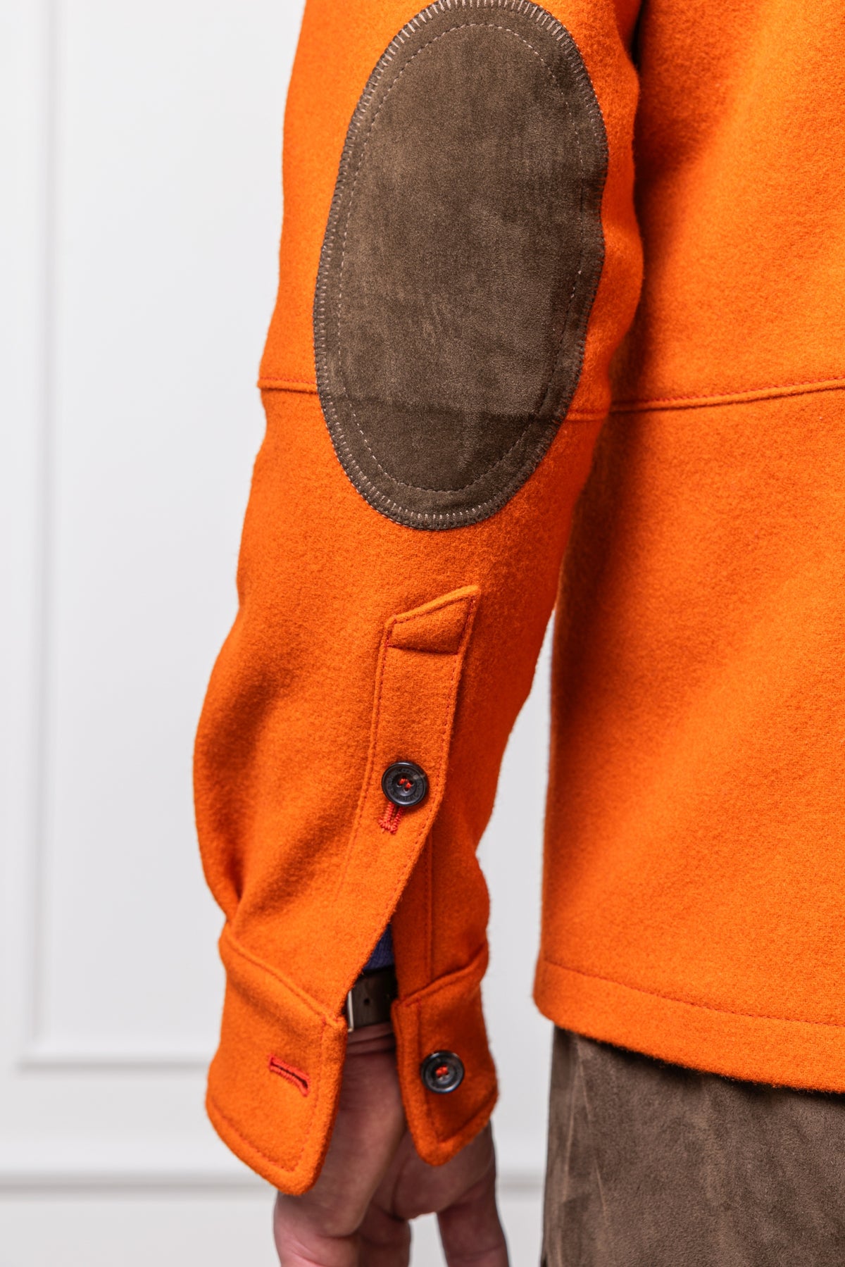 Detailaufnahme Ärmelpatch orange Hemdjacke Arenberg in Loden von Habsburg von hinten