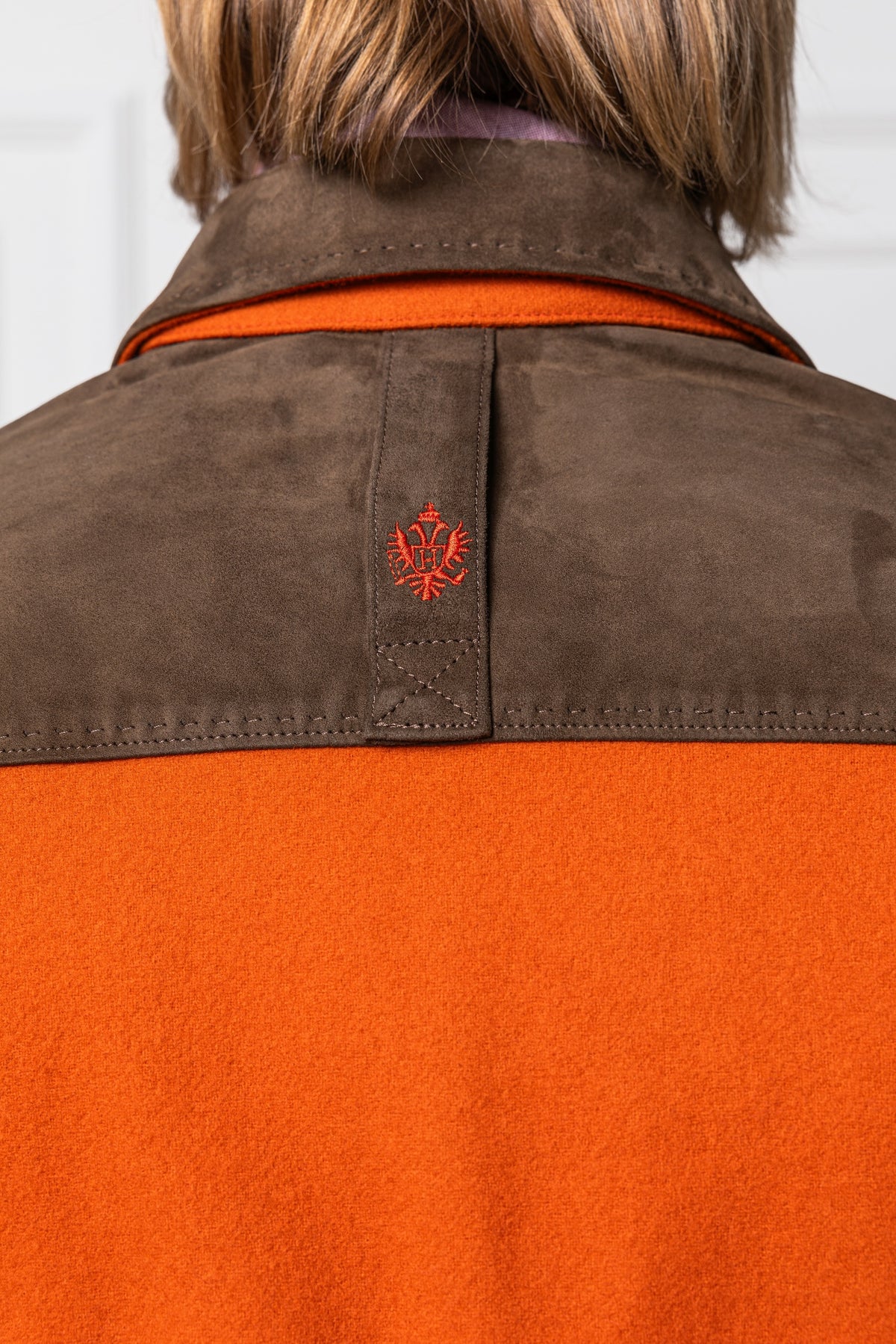 Detailaufnahme Rücken orange Hemdjacke Arenberg in Loden von Habsburg von hinten