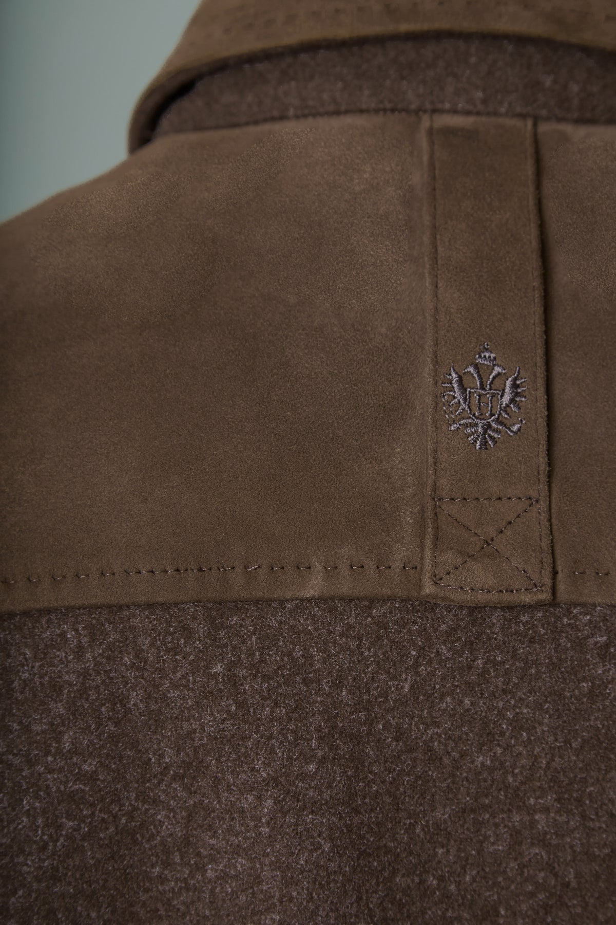 Detailaufnahme Rücken Hemdjacke Arenberg in braunem Loden für Herren