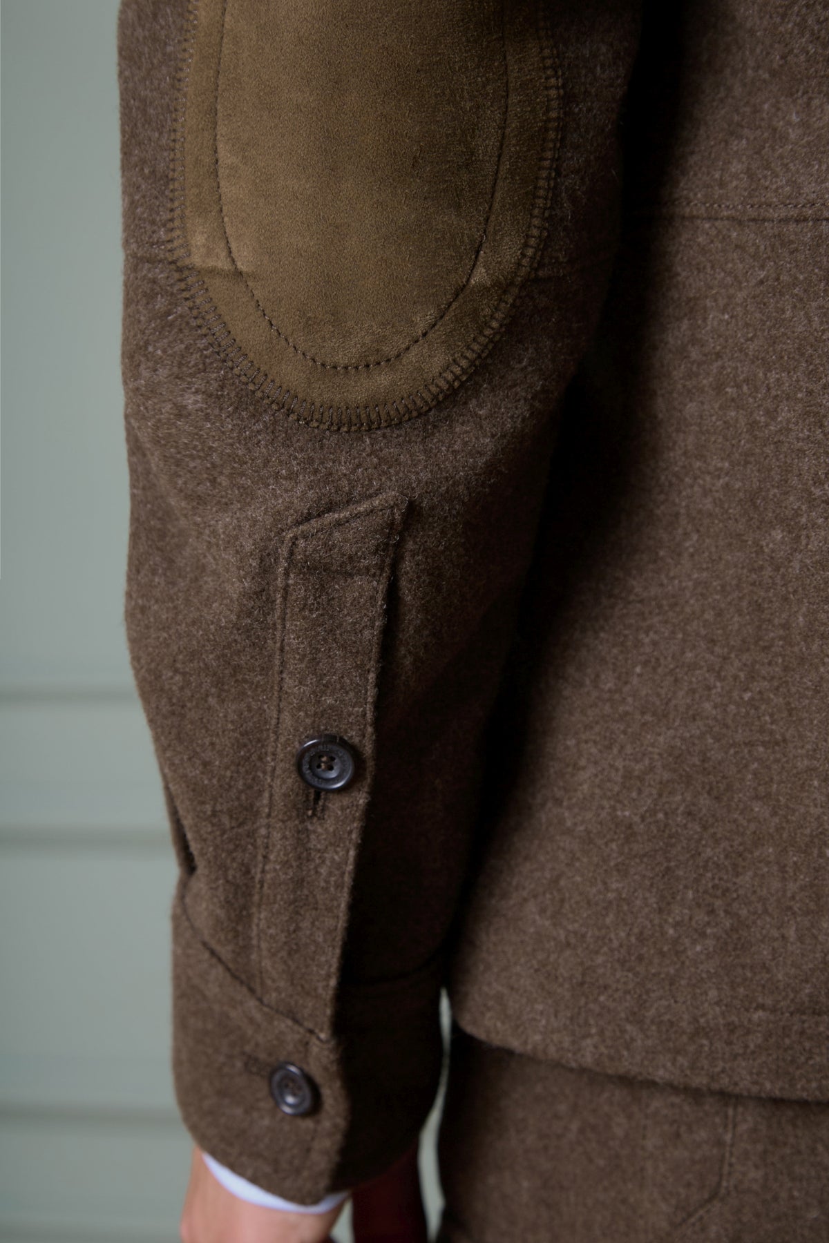 Detailaufnahme Ärmel Hemdjacke Arenberg in braunem Loden für Herren