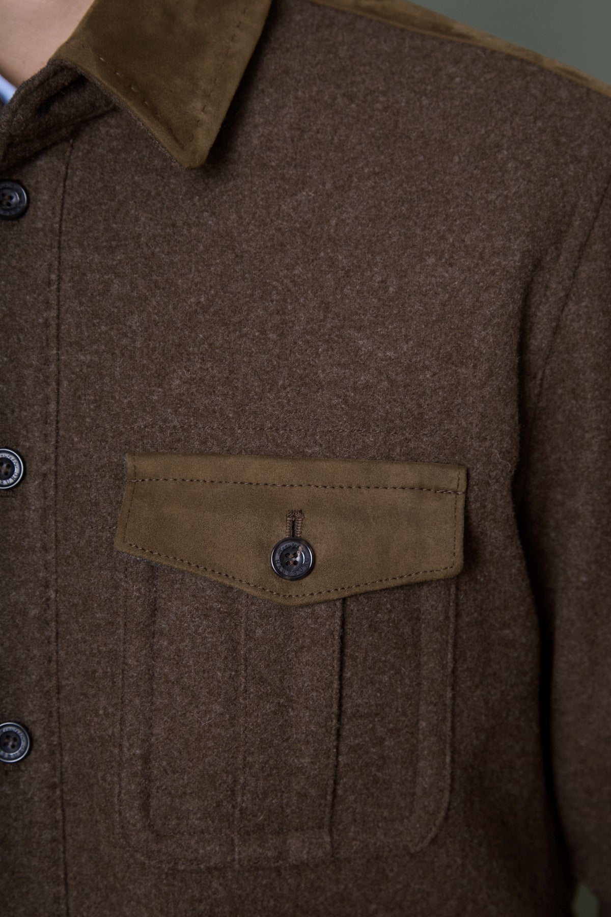 Detailaufnahme Brusttasche Hemdjacke Arenberg in braunem Loden für Herren