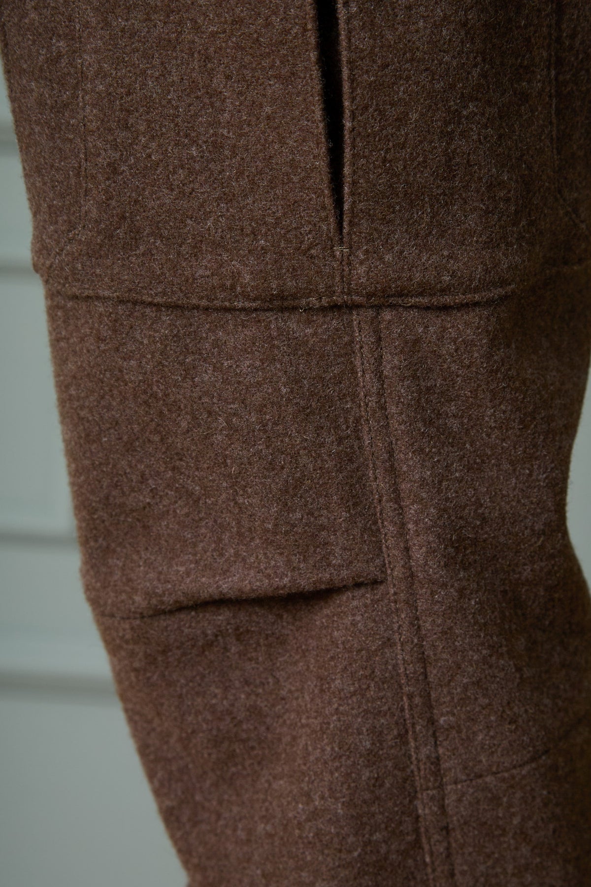 Detailaufnahme von der Seite der Habsburg Lodenhose Fischau in Braun