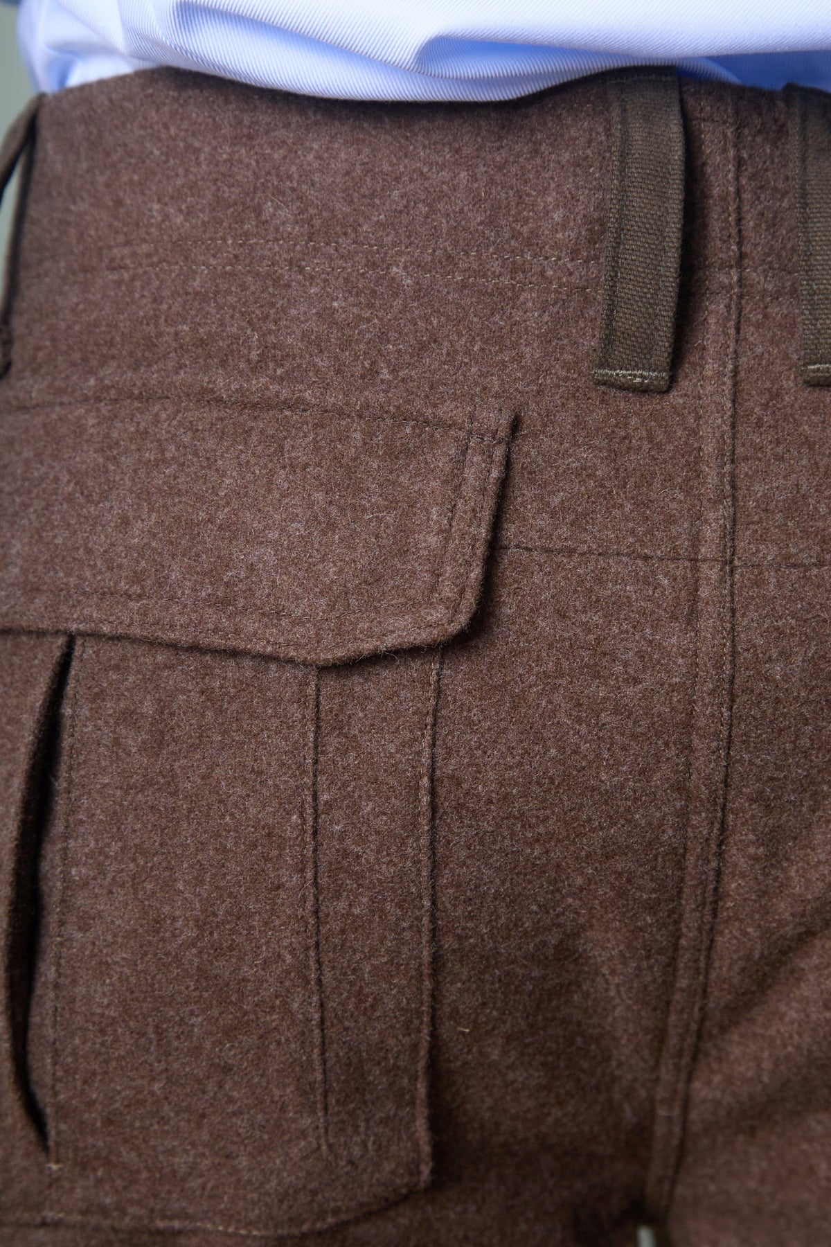 Detailaufnahme der Gesäßtasche der Habsburg Lodenhose Fischau in Braun von hinten