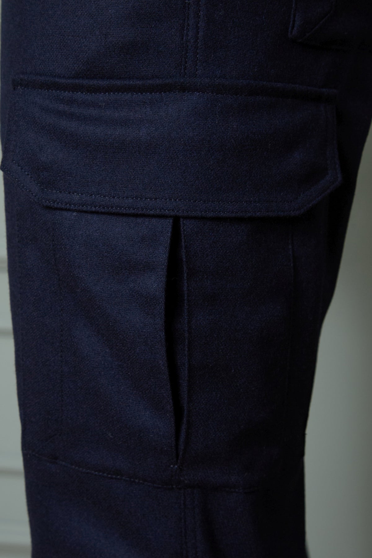 Detailaufnahme Seitentasche der Wollhose Fischau in blau
