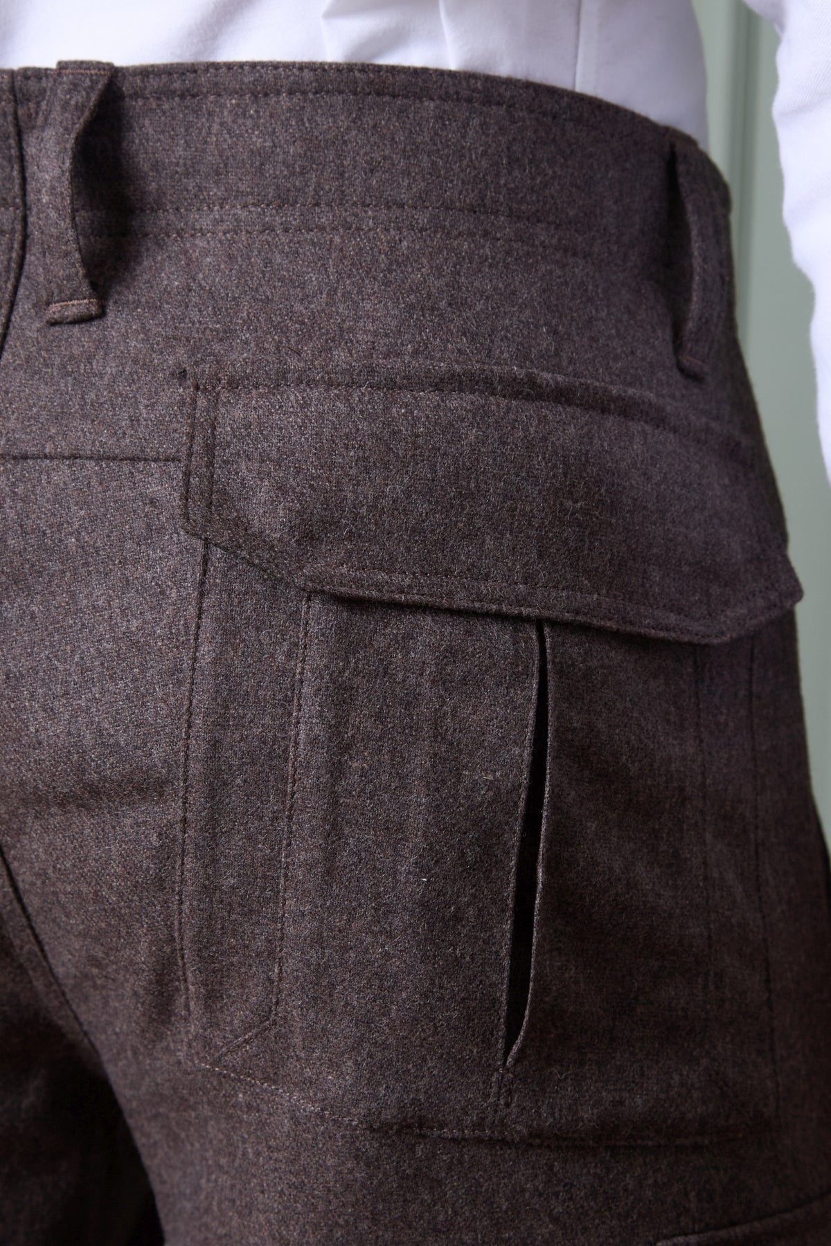 Detailaufnahme Gesäßtasche der Wollhose Fischau in grau