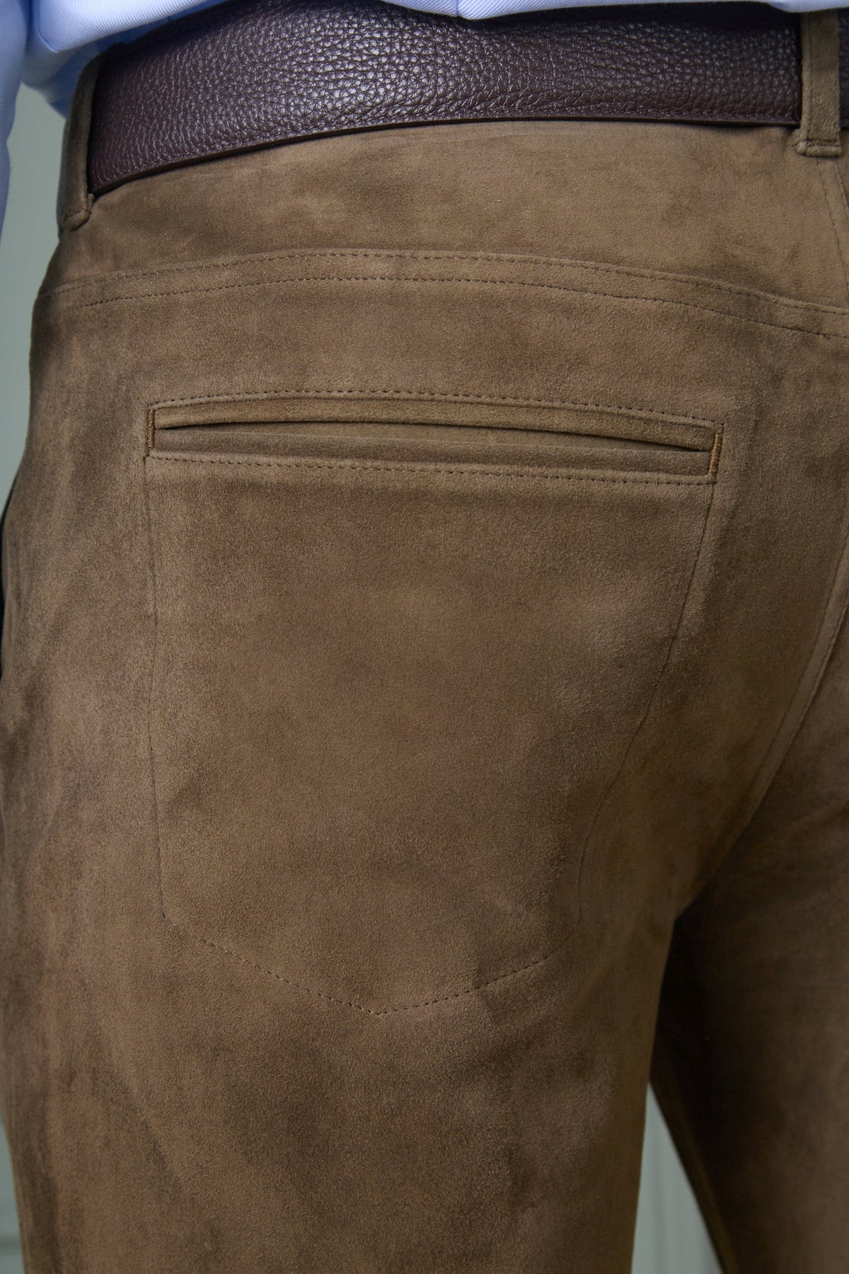 Detailaufnahme Gesäßtasche Habsburg Hose Ludwig aus Lammvelours