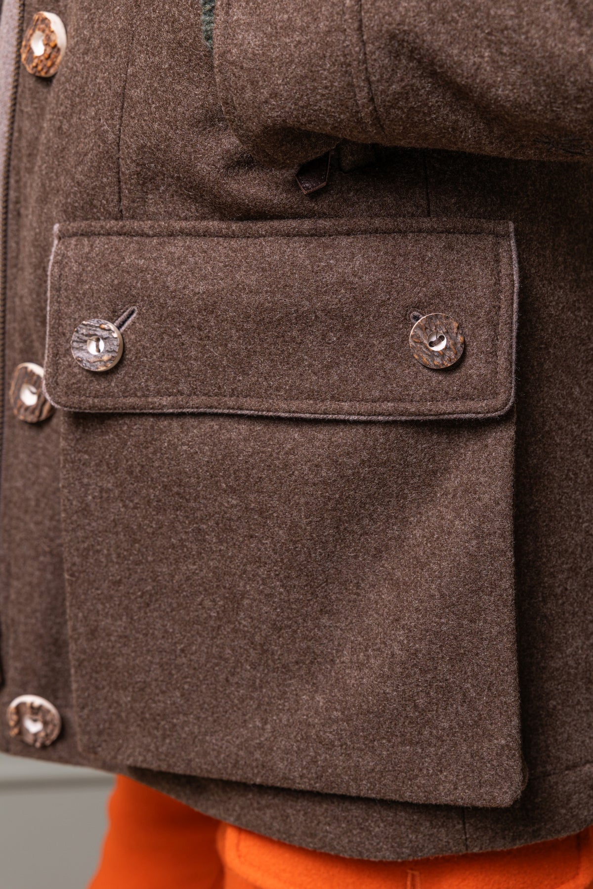 Detailansicht Taschen Habsburg Damenjacke Anita aus braunem Loden