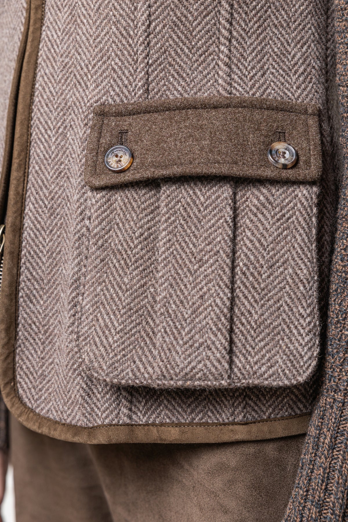 Detailaufnahme Tasche Damenjacke Cleo in Beige mit Strickärmeln