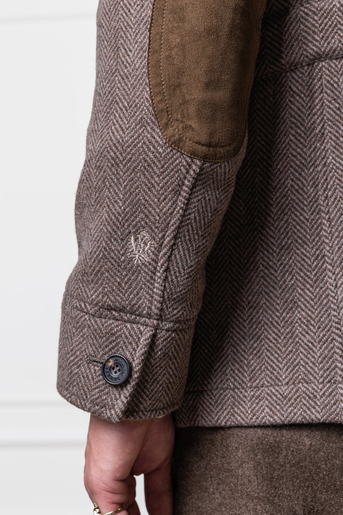Detailaufnahme des Ärmels der Habsburg Herrenjacke Feistritz in Braun