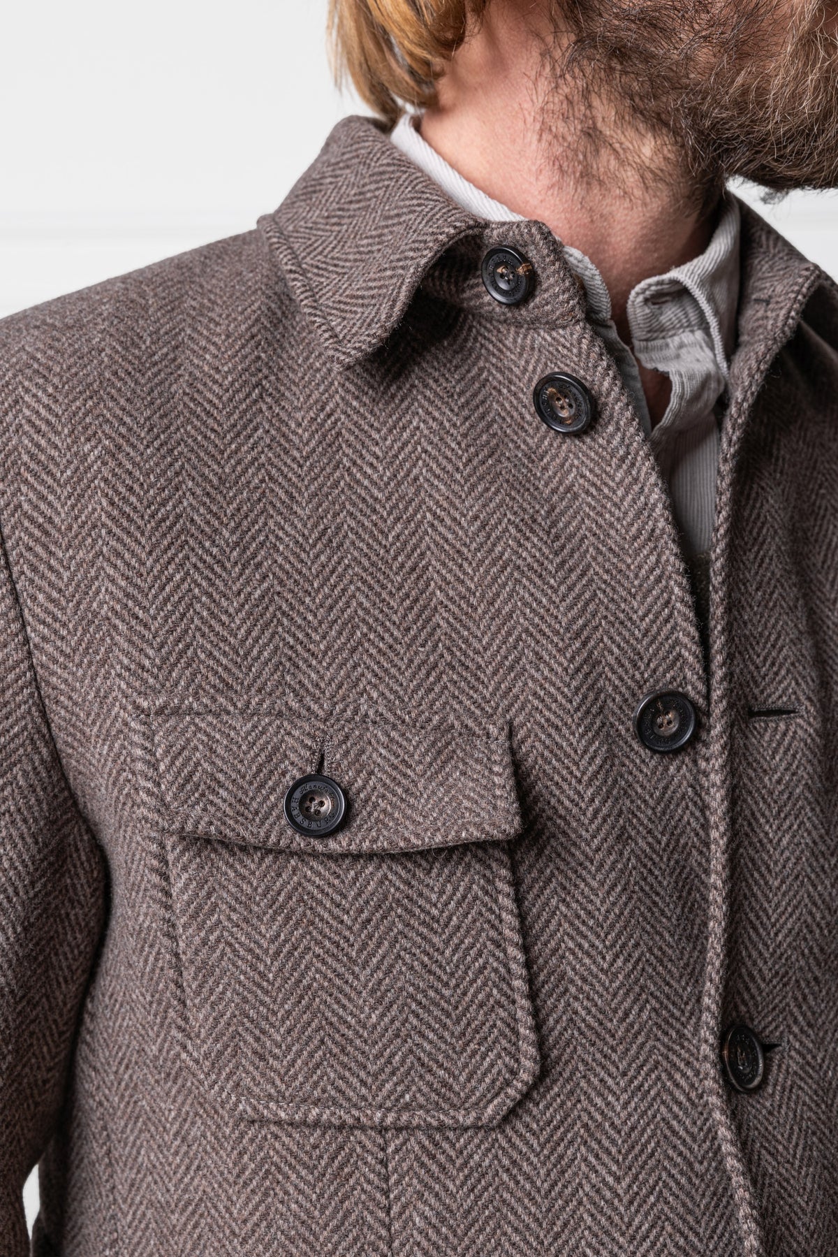 Detailaufnahme der Brusttasche der Habsburg Herrenjacke Feistritz in Braun