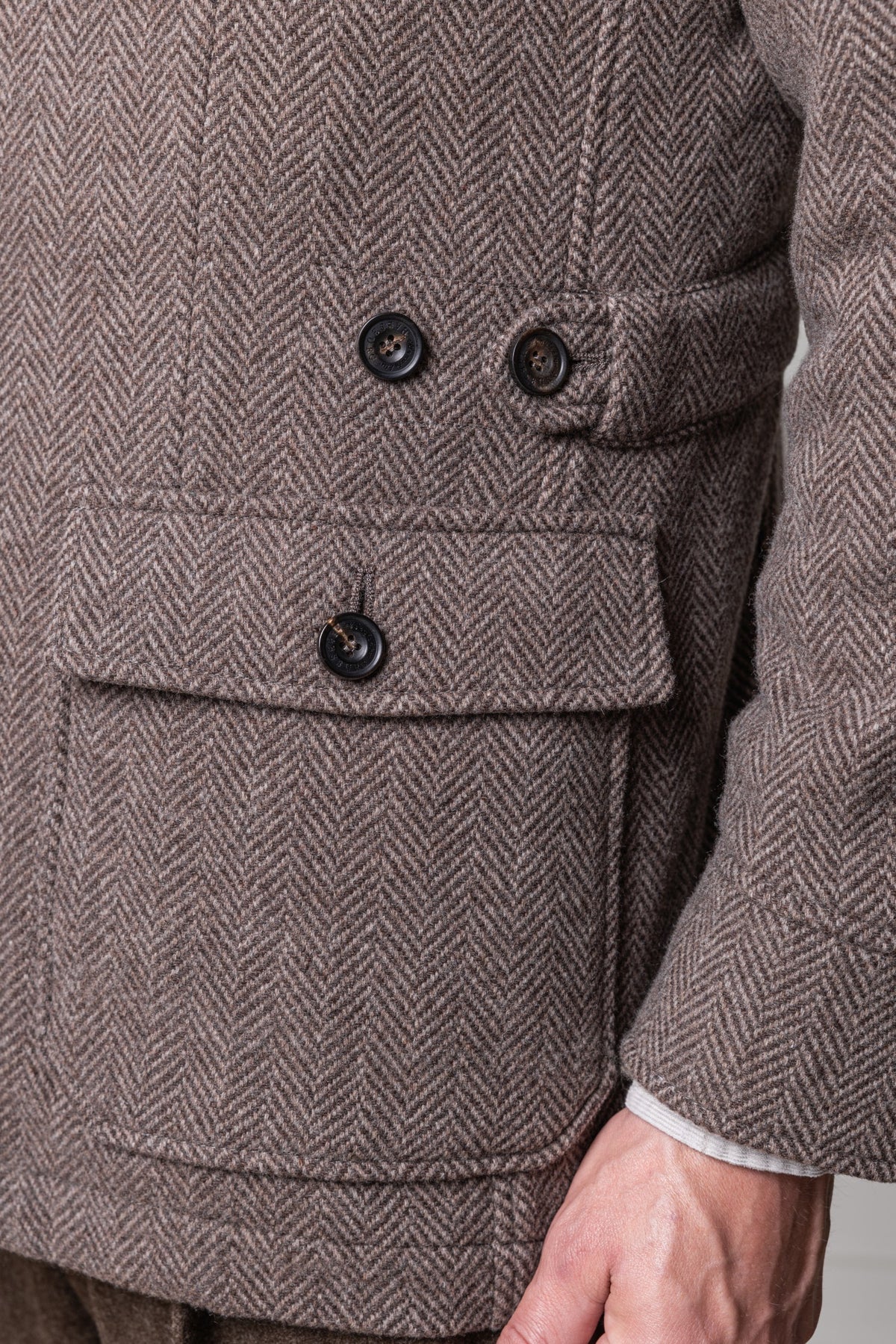 Detailaufnahme der Jackentasche der Herrenjacke Feistritz in Braun