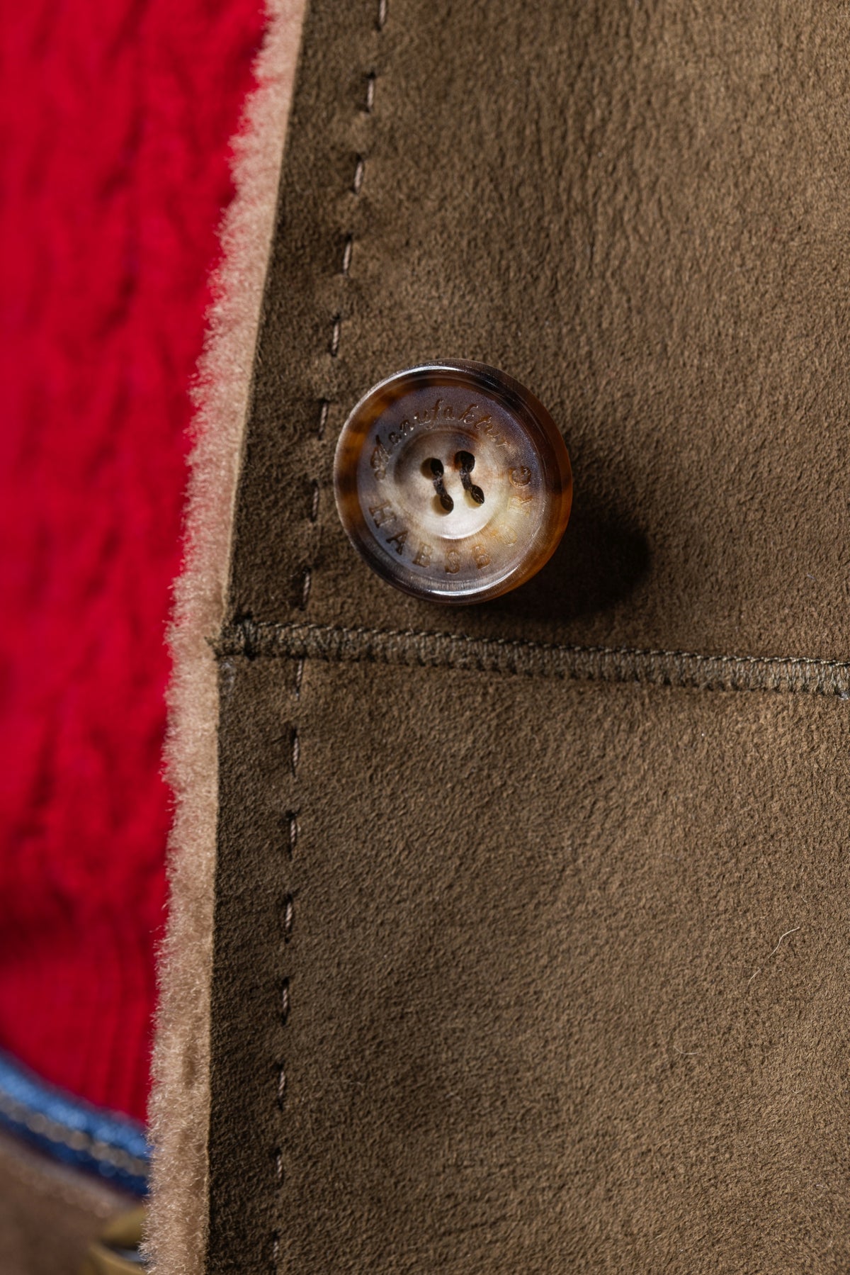 Detailaufnahme der Lammfelljacke Hollenburg in Oliv mit Strickärmeln für Damen