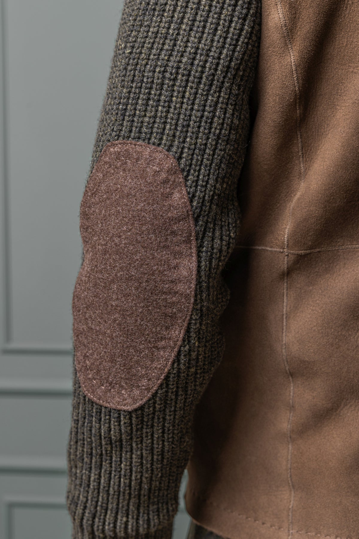Detailaufnahme Ärmelpatch der Herren-Lammfelljacke Reidegg in Oliv von Habsburg