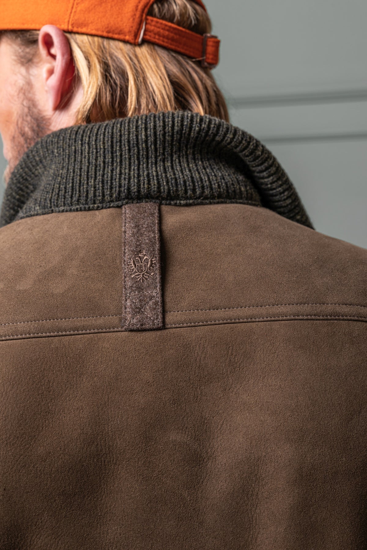Detailaufnahme Rücken der Herren-Lammfelljacke Reidegg in Oliv von Habsburg
