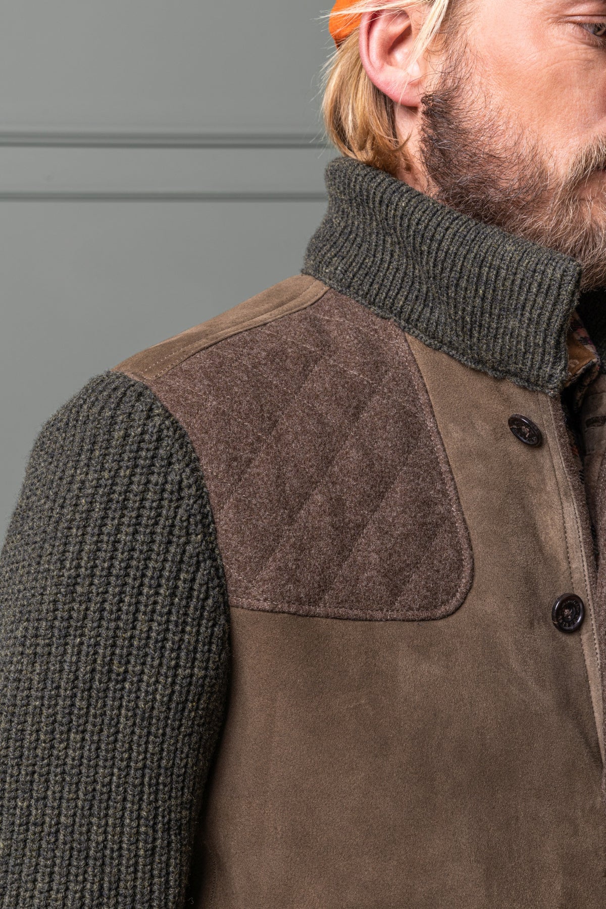 Detailaufnahme Schiessfleck der Herren-Lammfelljacke Reidegg in Oliv von Habsburg