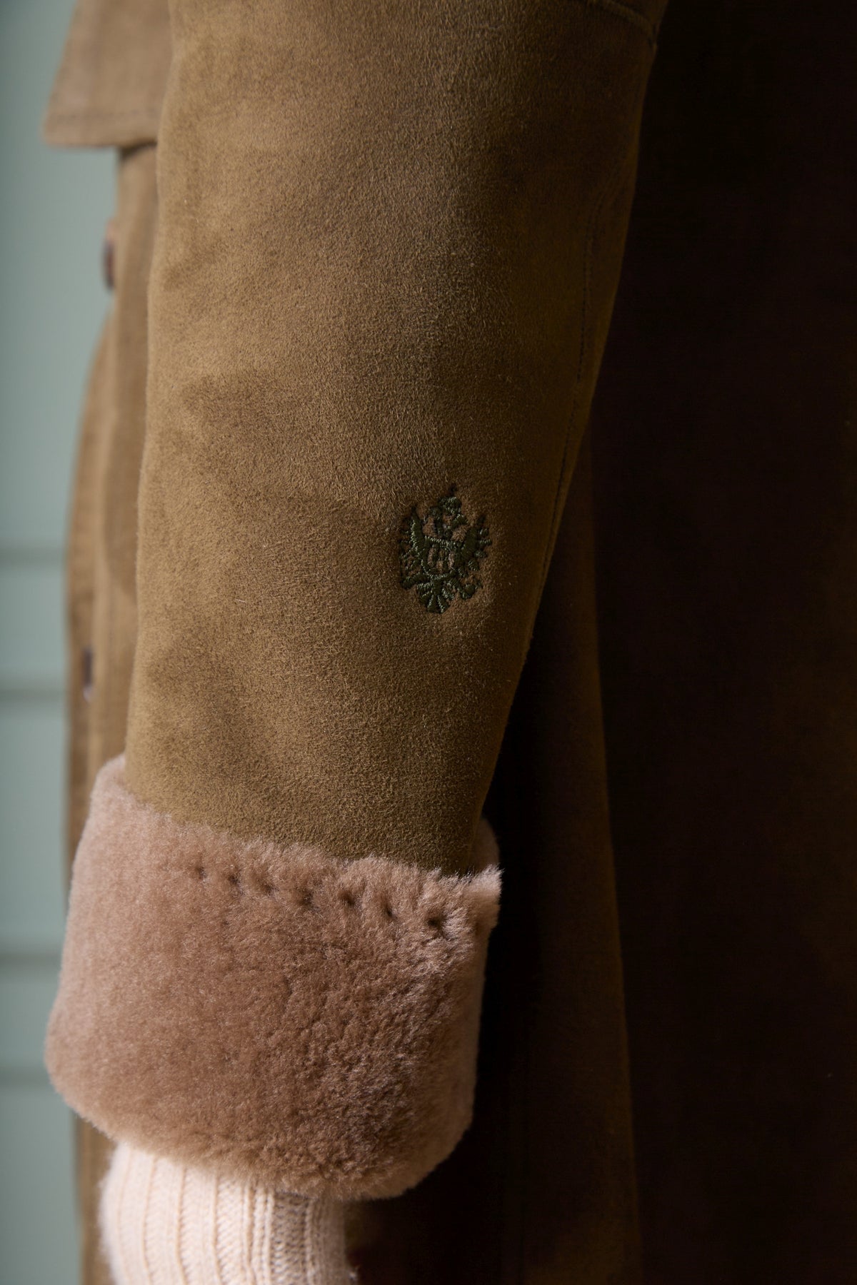 Detailaufnahme des Lammfellmantels Halbturn für Damen