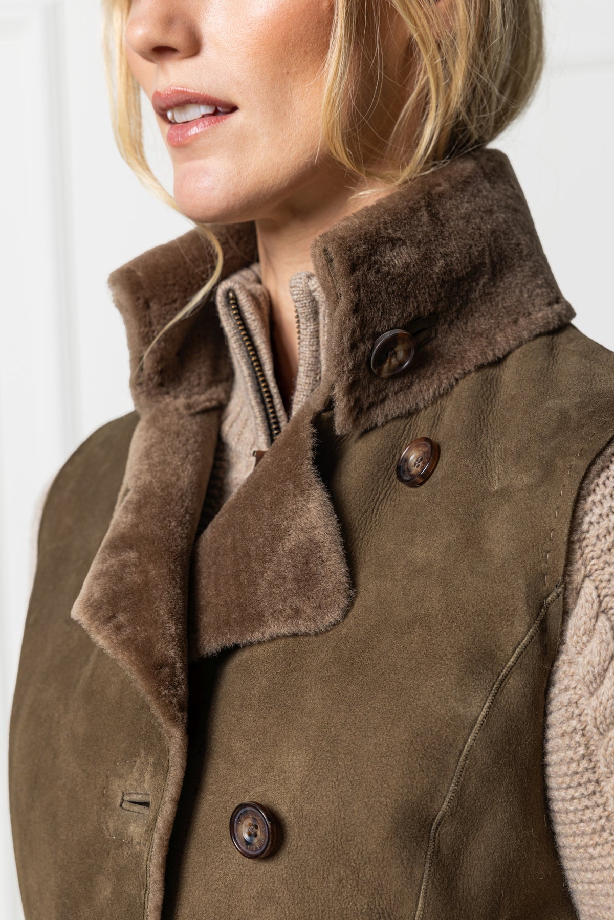 Detailaufnahme Kragen der Lammfellweste Lichtenau mit Strickärmeln für Damen