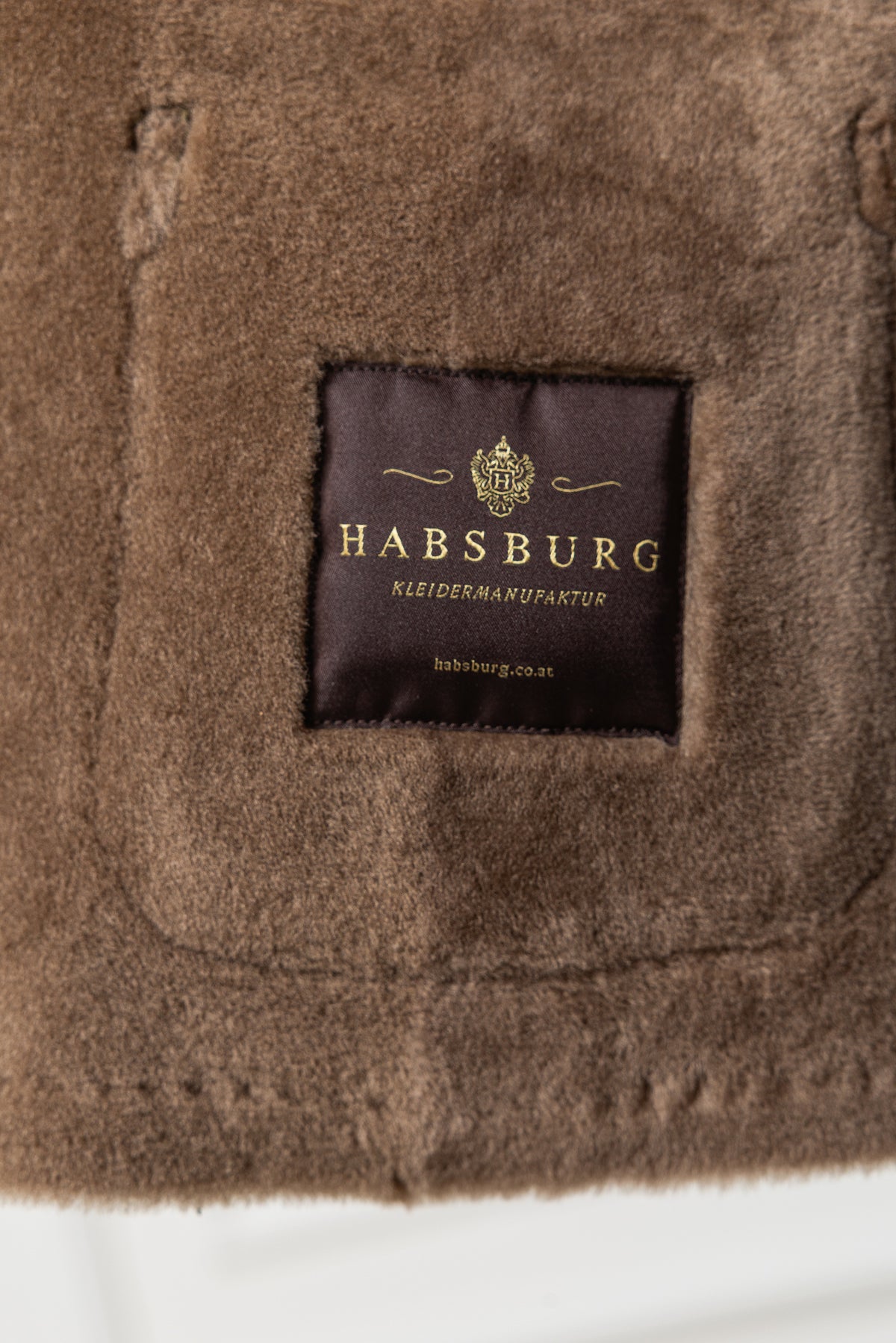 Detailaufnahme des Innenfutters der Lammfelljacke Hollenburg in Oliv mit Strickärmeln für Damen