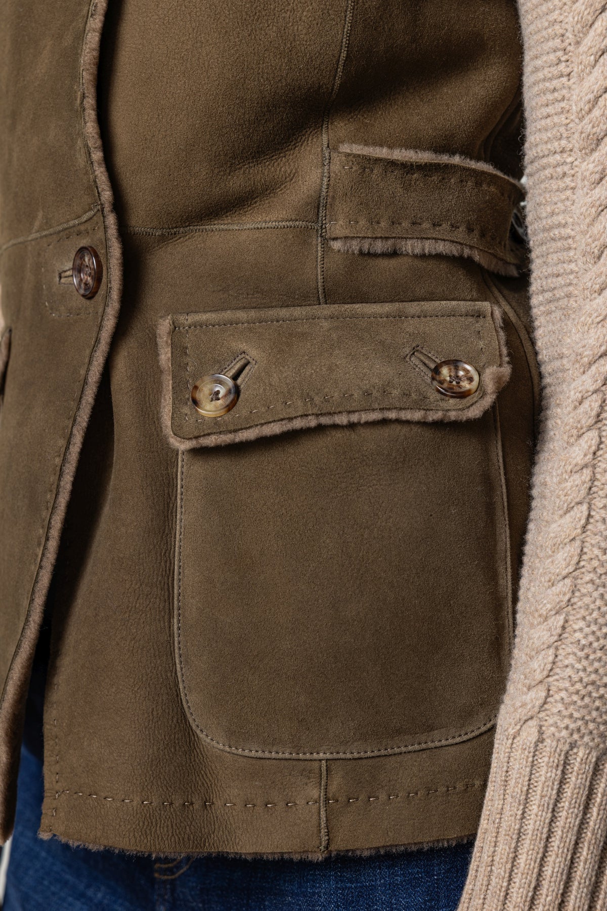 Detailaufnahme der Lammfellweste Lichtenau mit Strickärmeln für Damen