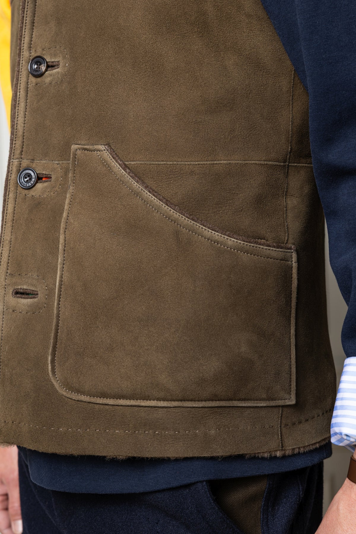 Detailaufnahme Tasche der Herren-Lammfellweste Schwertberg in Oliv. 