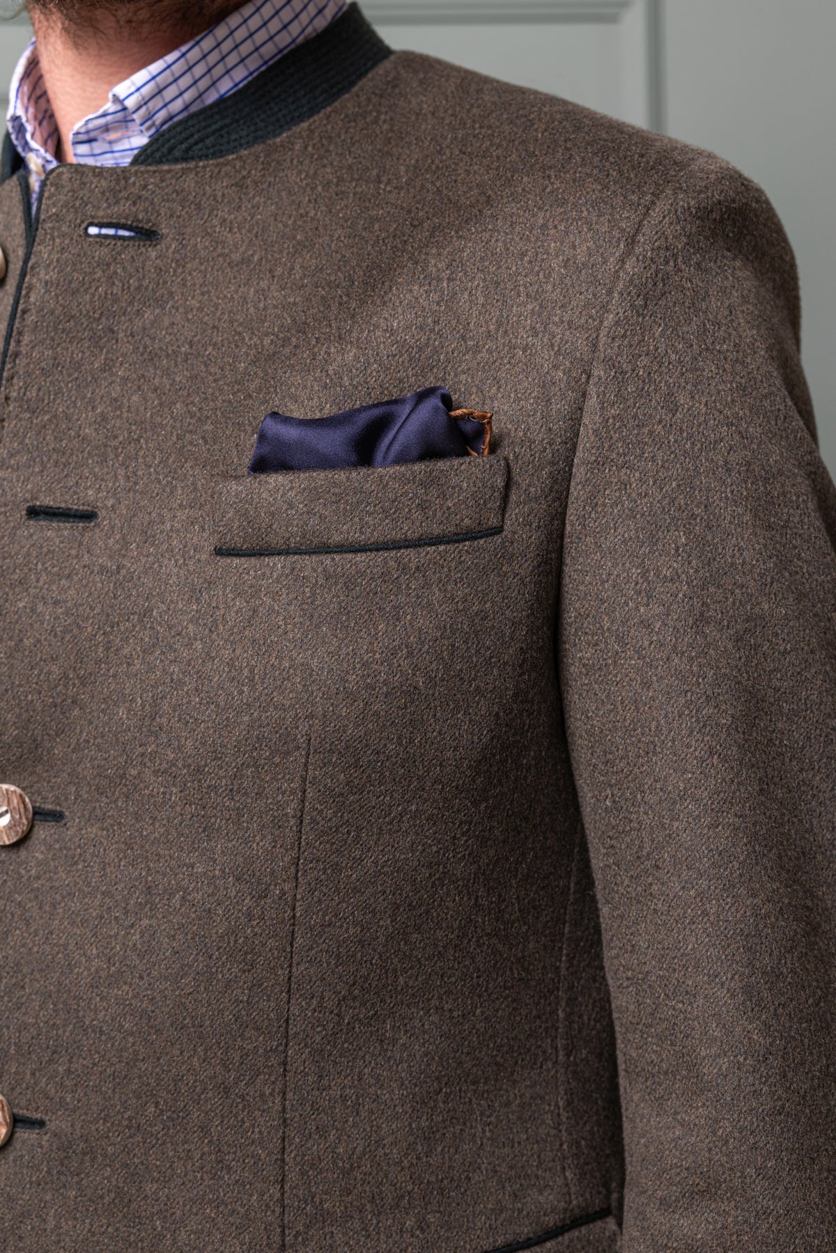 Detailaufnahme Brusttasche mit blauem Einstecktuch Habsburg Sakko Johann Karl in Cashmere